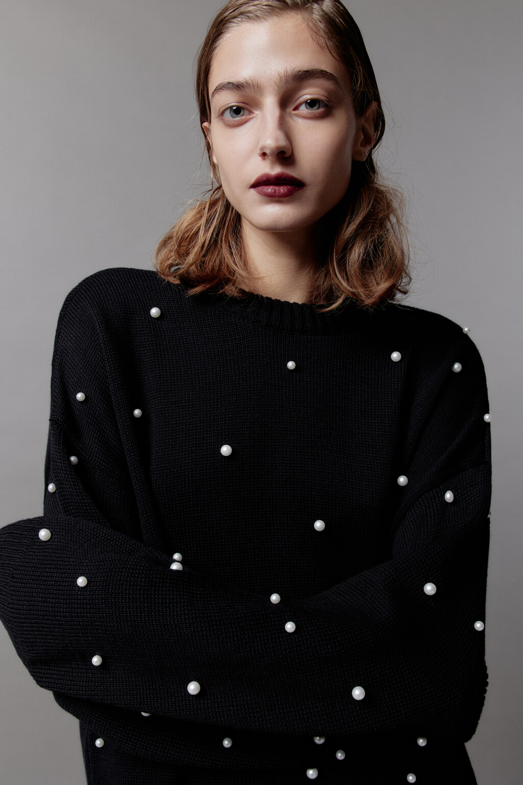 Джемпер вязаный с жемчужными бусинами - цвет черный - 1