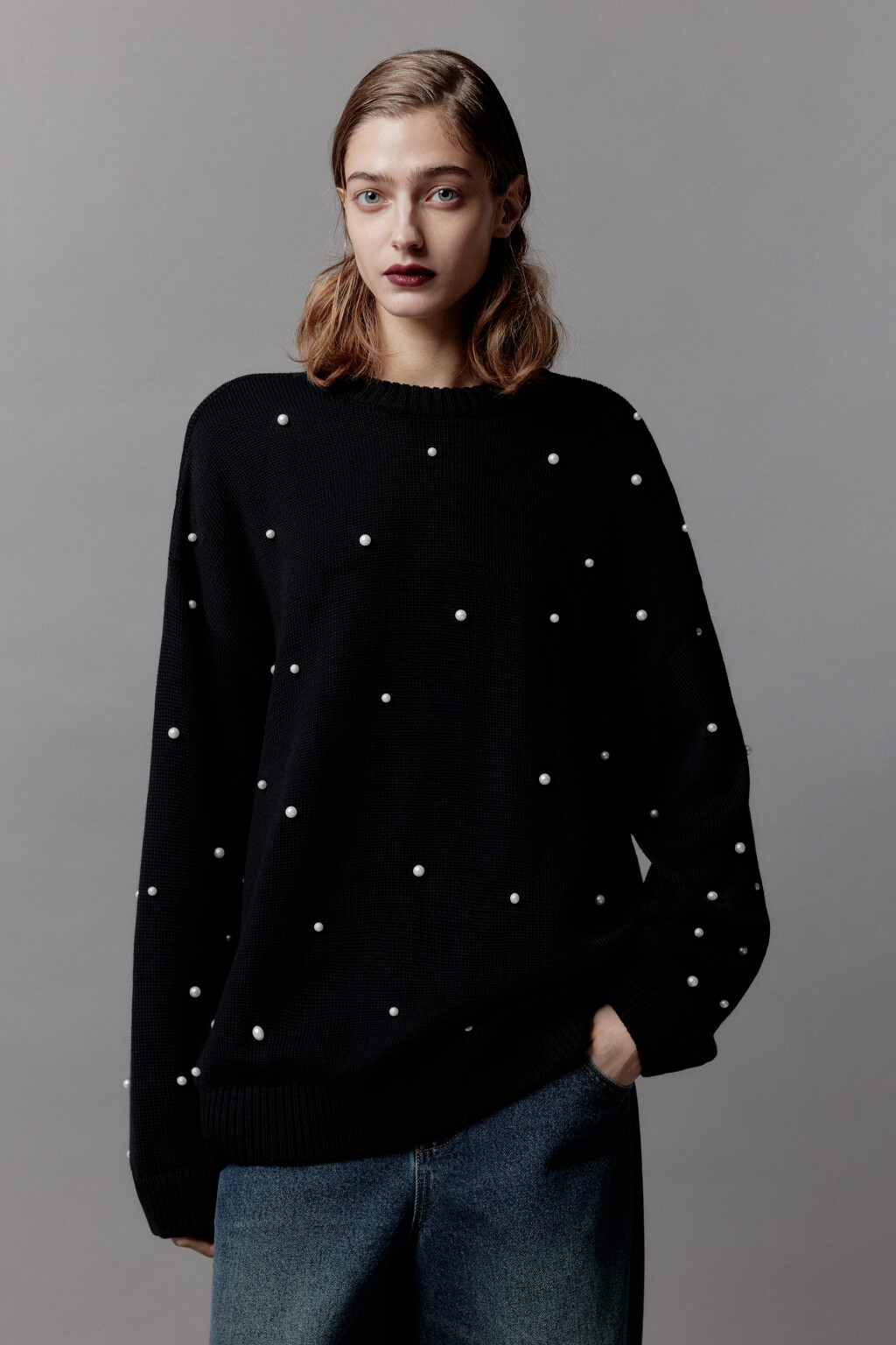 Джемпер вязаный с жемчужными бусинами - цвет черный - 2