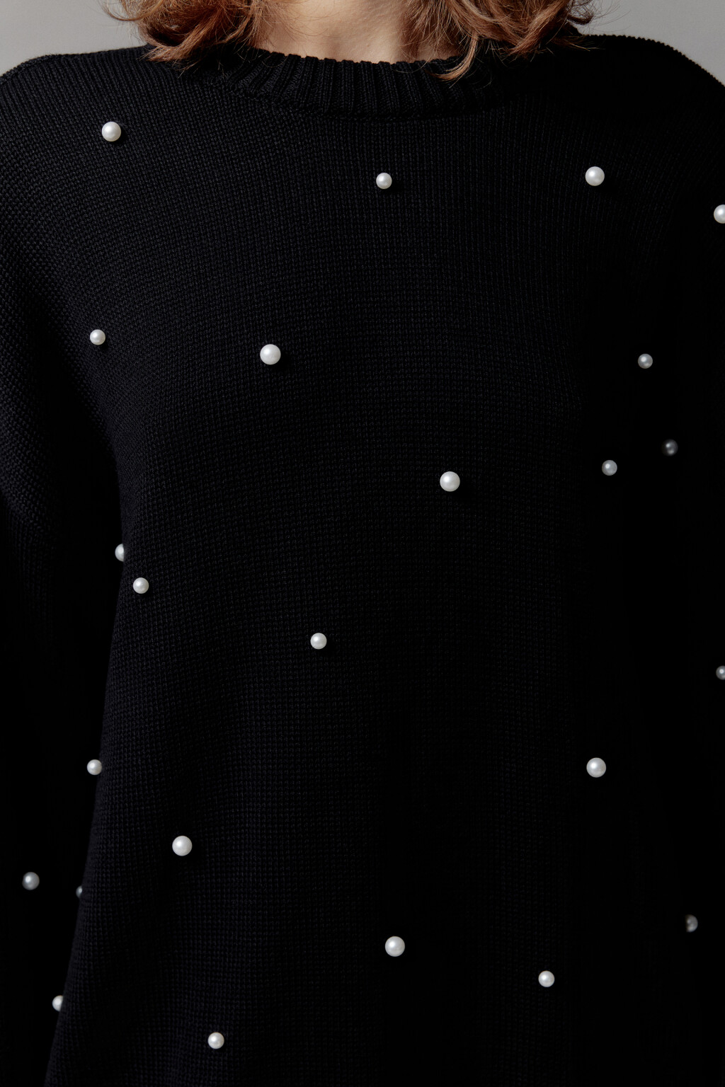 Джемпер вязаный с жемчужными бусинами - цвет черный - 5