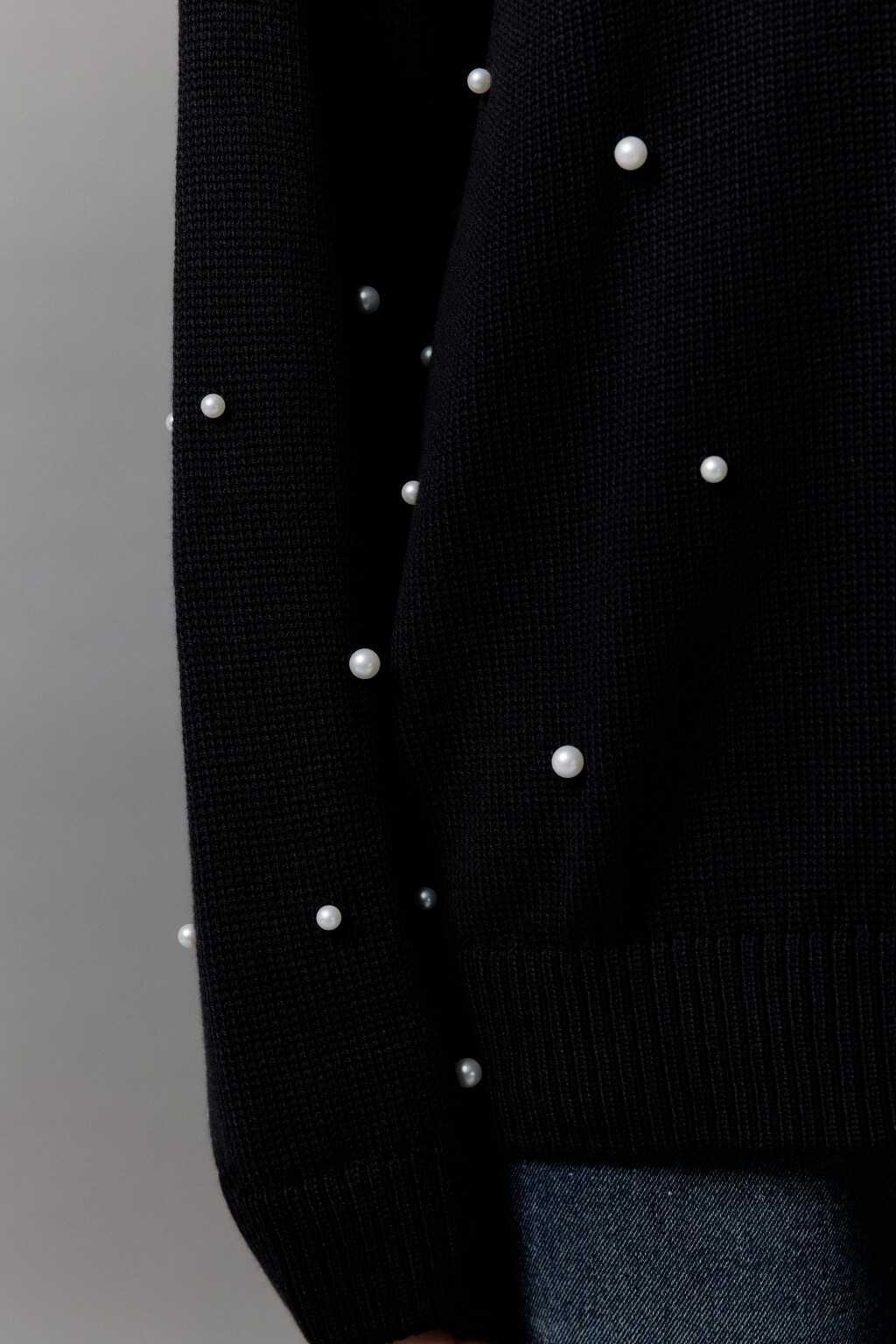Джемпер вязаный с жемчужными бусинами - цвет черный - 6