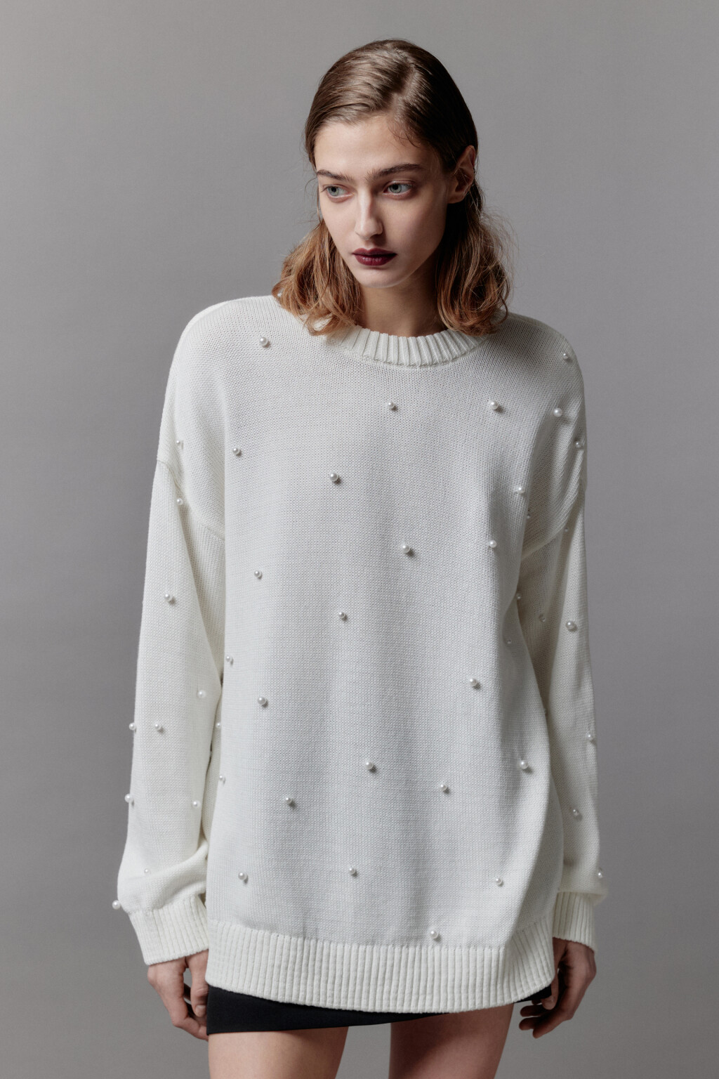 Джемпер вязаный с жемчужными бусинами - цвет молочный - 2