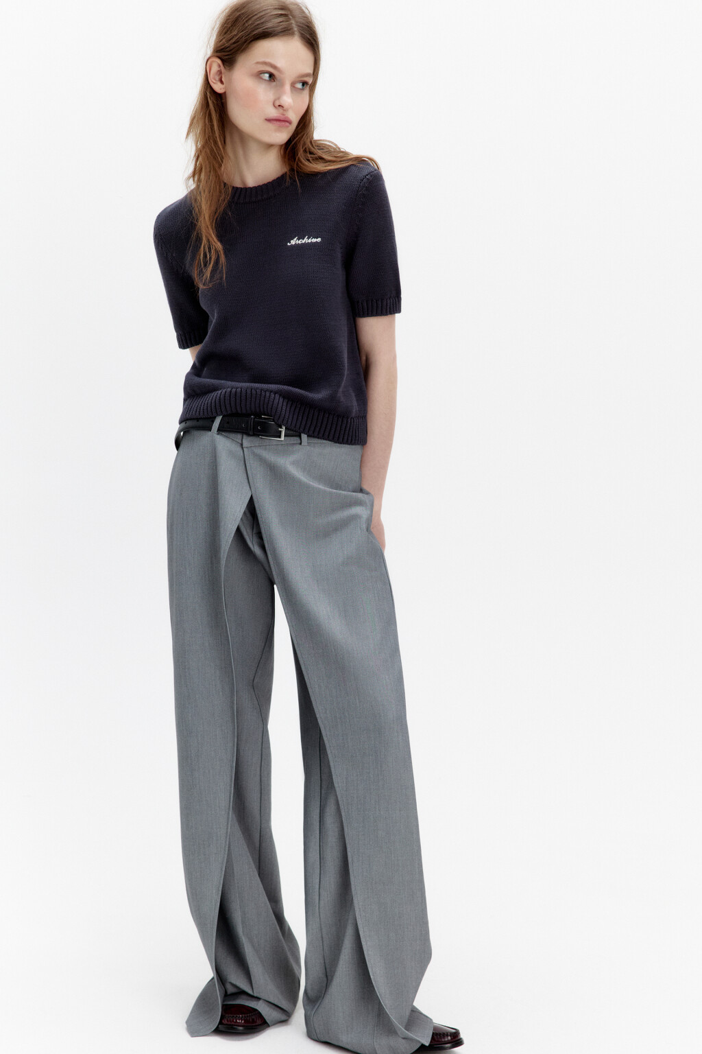 Топ вязаный с вышивкой на груди - цвет серый - 1