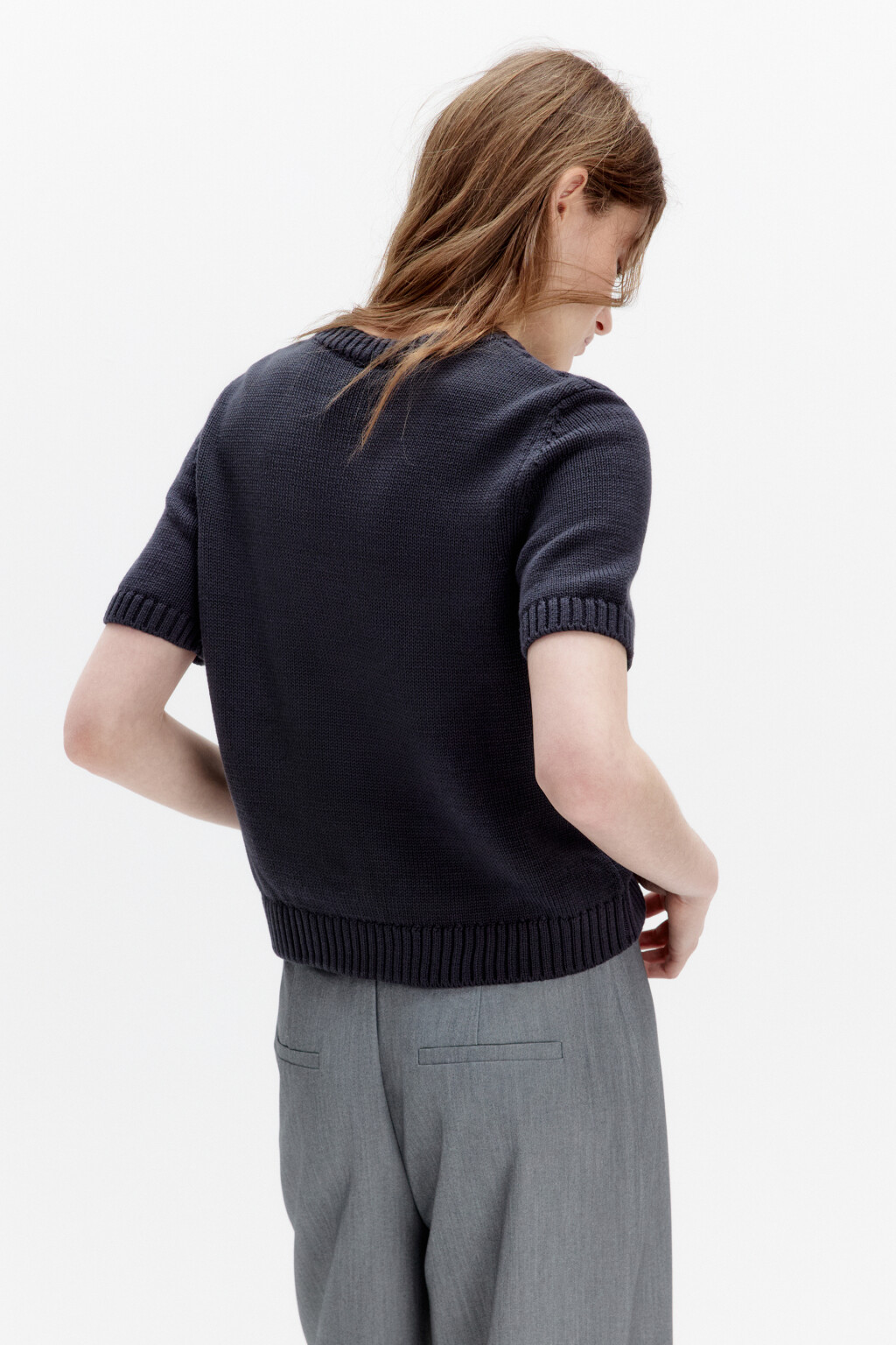 Топ вязаный с вышивкой на груди - цвет серый - 4