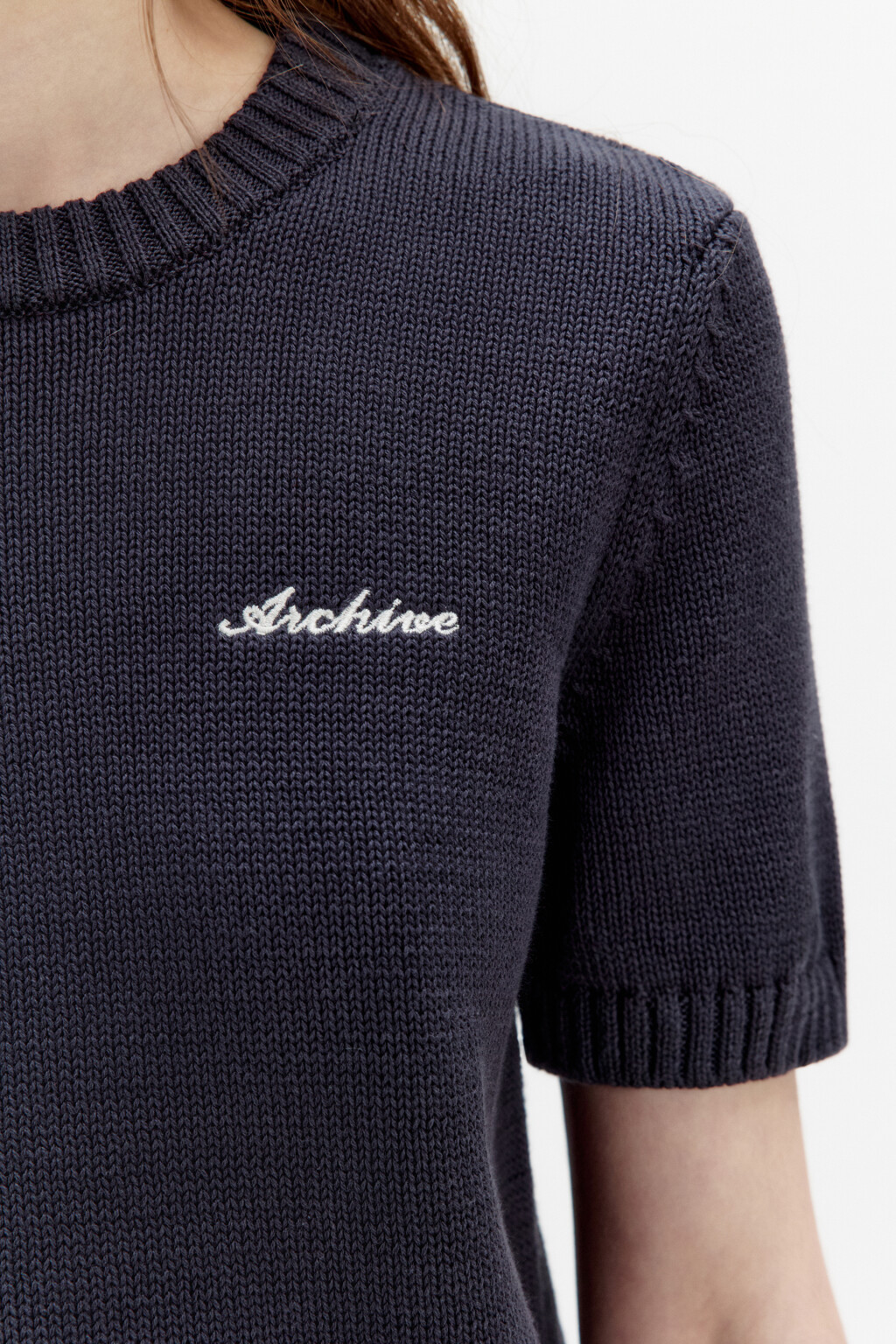 Топ вязаный с вышивкой на груди - цвет серый - 7