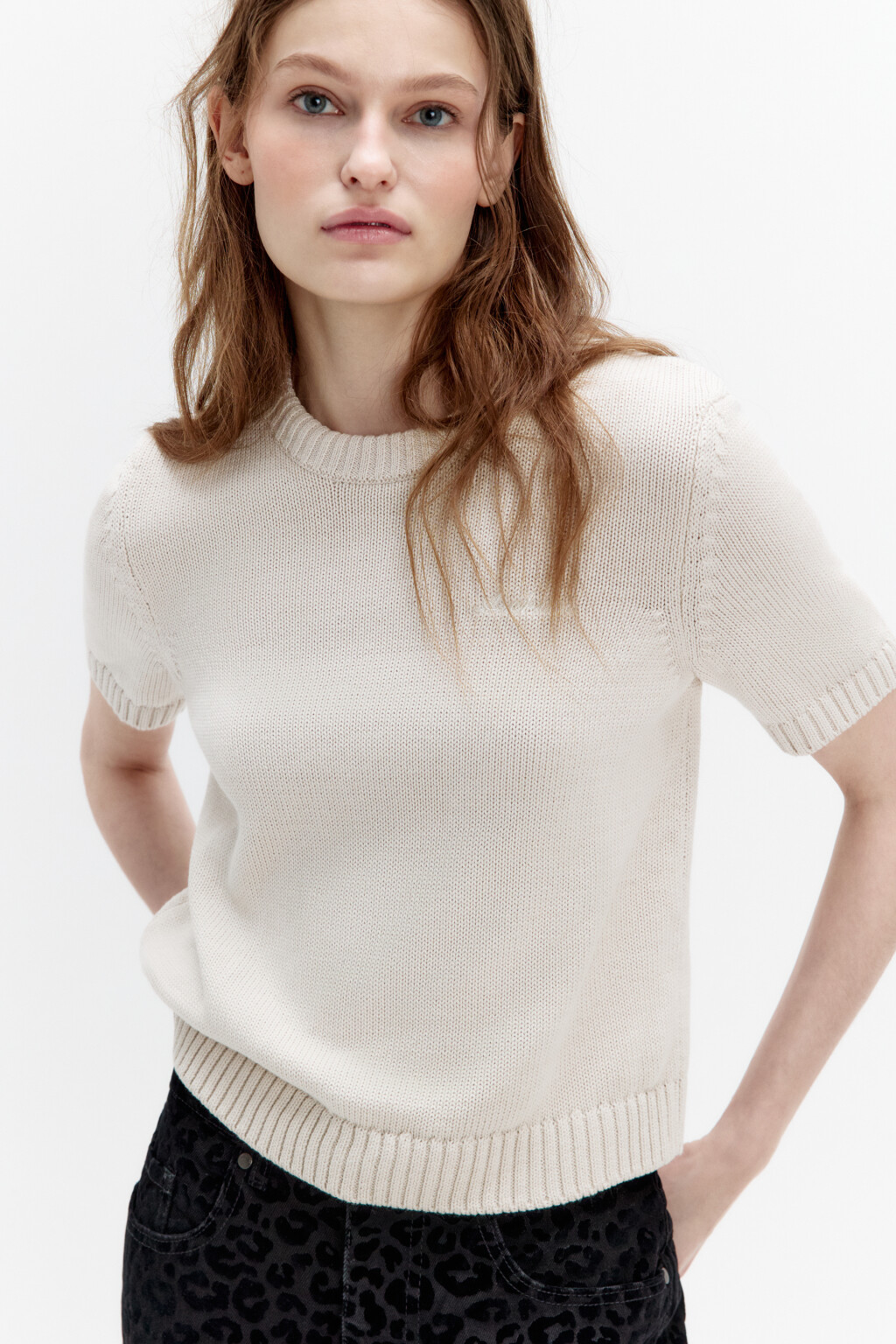 Топ вязаный с вышивкой на груди - цвет бежевый - 1