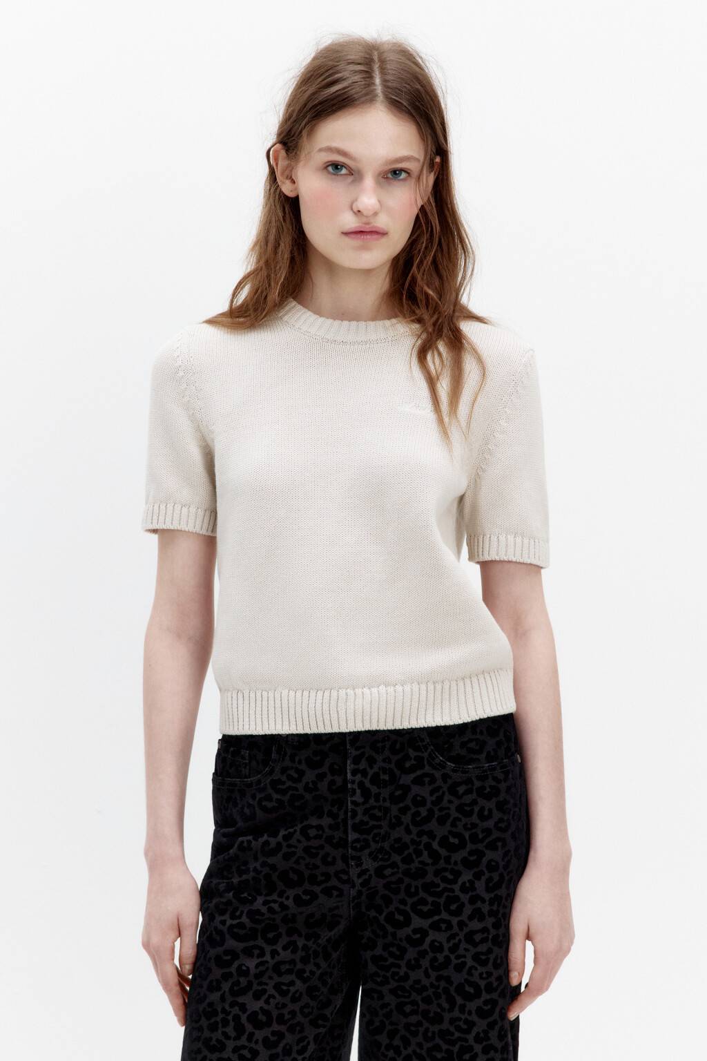 Топ вязаный с вышивкой на груди - цвет бежевый - 2