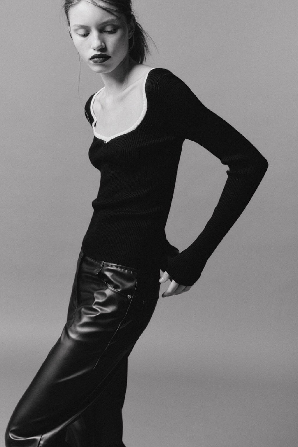 Лонгслив вискозный с фигурным вырезом и бантиком - цвет черный - 1