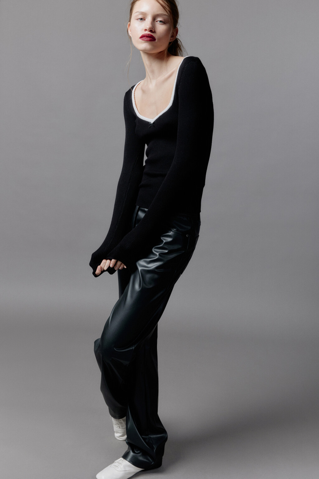 Лонгслив вискозный с фигурным вырезом и бантиком - цвет черный - 2