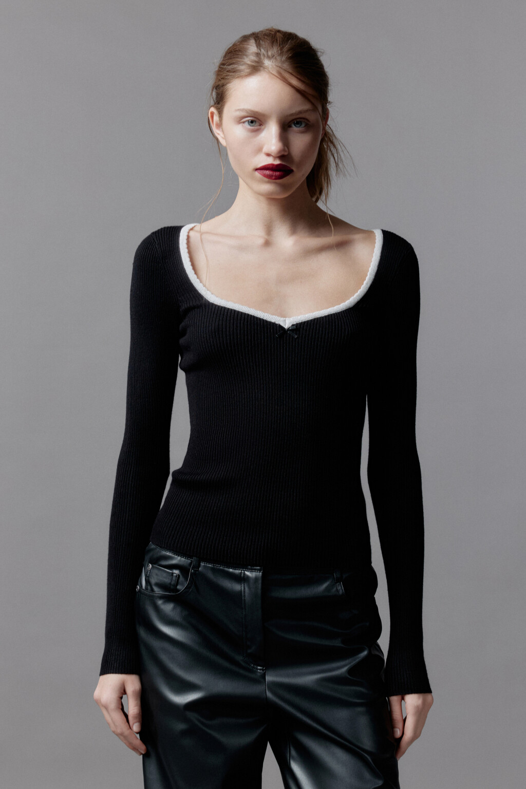 Лонгслив вискозный с фигурным вырезом и бантиком - цвет черный - 3