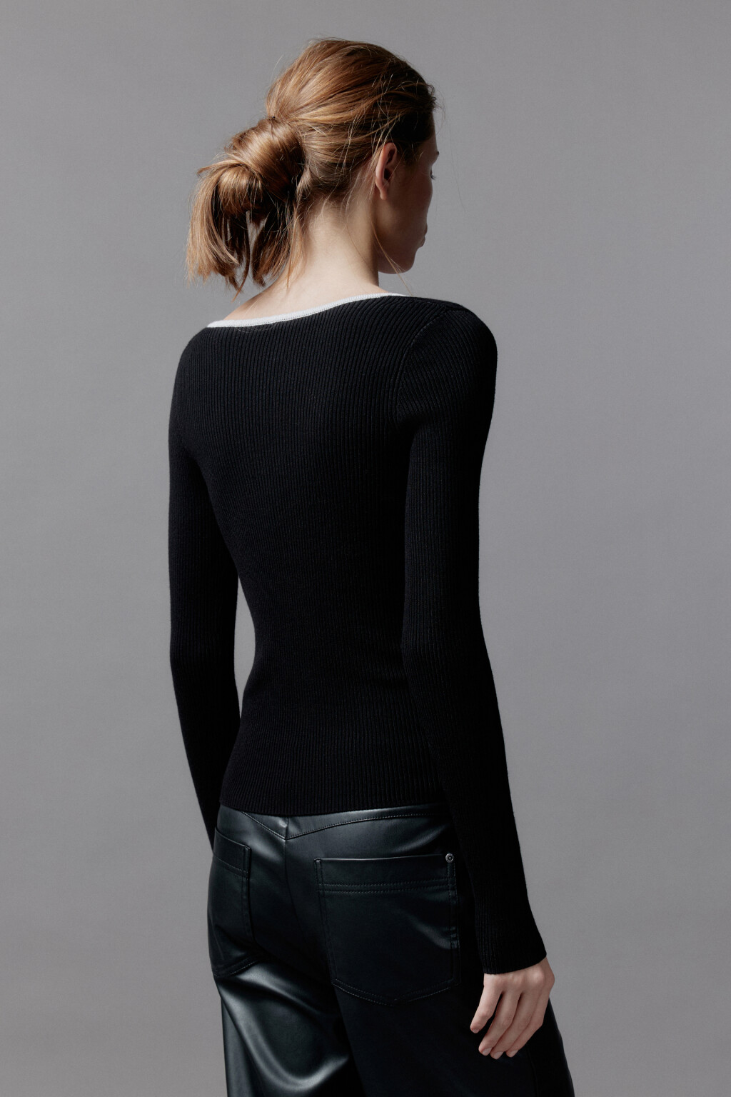 Лонгслив вискозный с фигурным вырезом и бантиком - цвет черный - 5