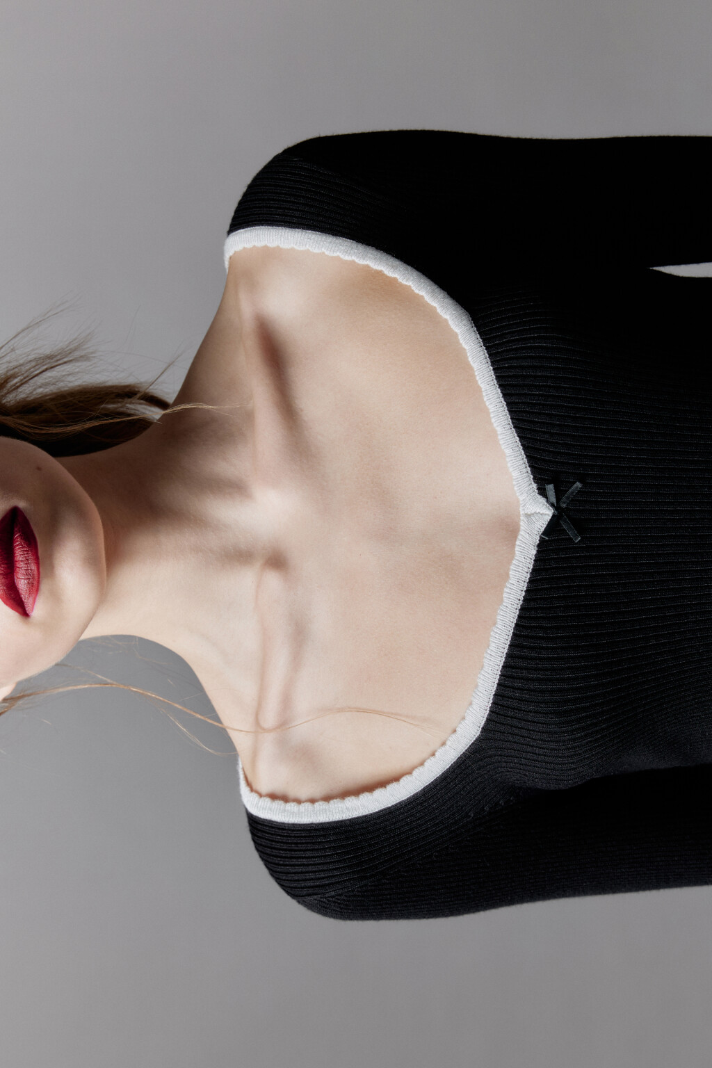 Лонгслив вискозный с фигурным вырезом и бантиком - цвет черный - 7