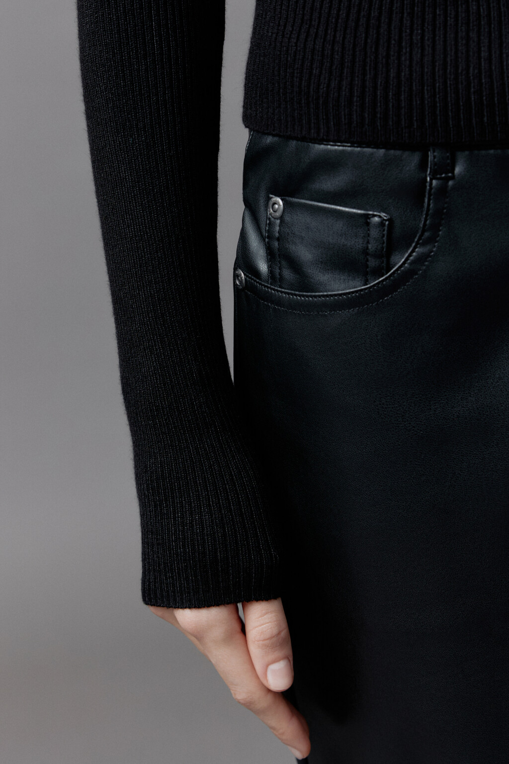 Лонгслив вискозный с фигурным вырезом и бантиком - цвет черный - 8