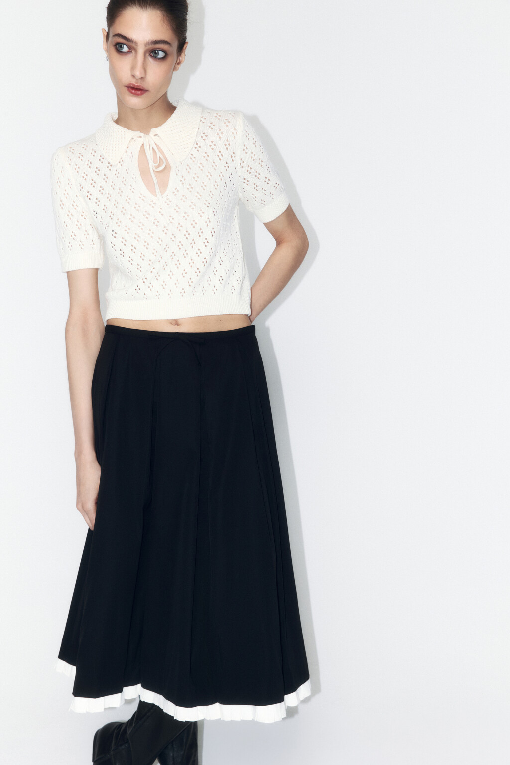 Джемпер вязаный ажурный с завязками на груди - цвет молочный - 8