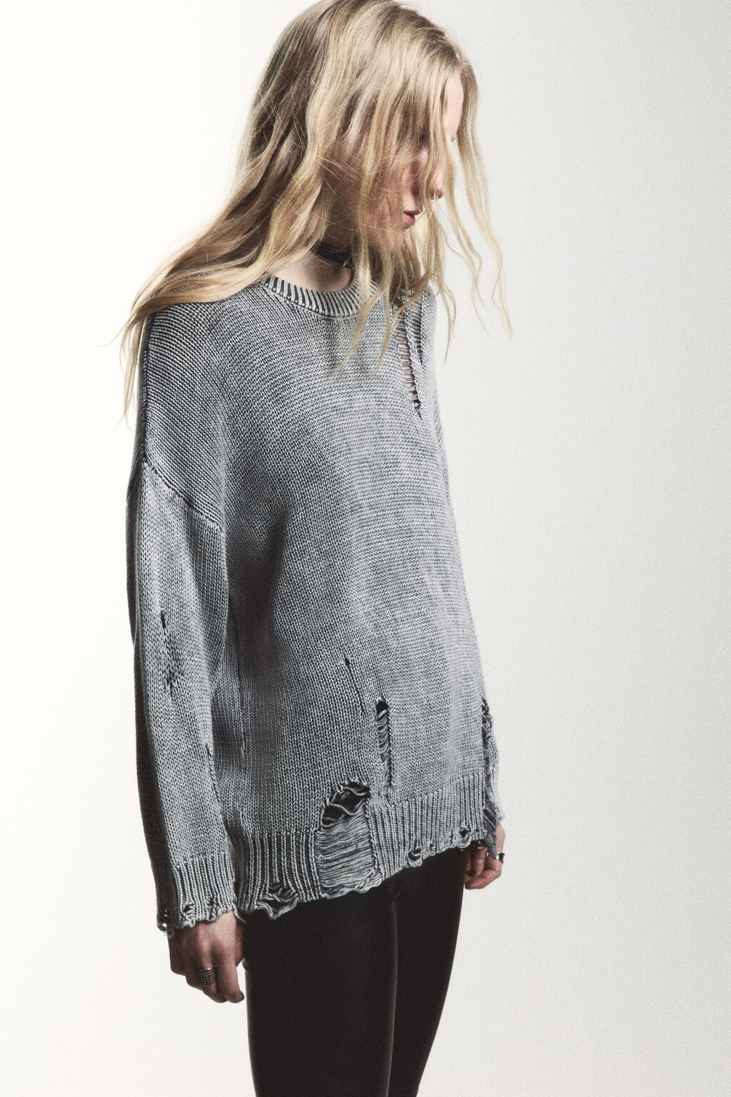 Джемпер вязаный с рваными элементами - цвет серый - 1