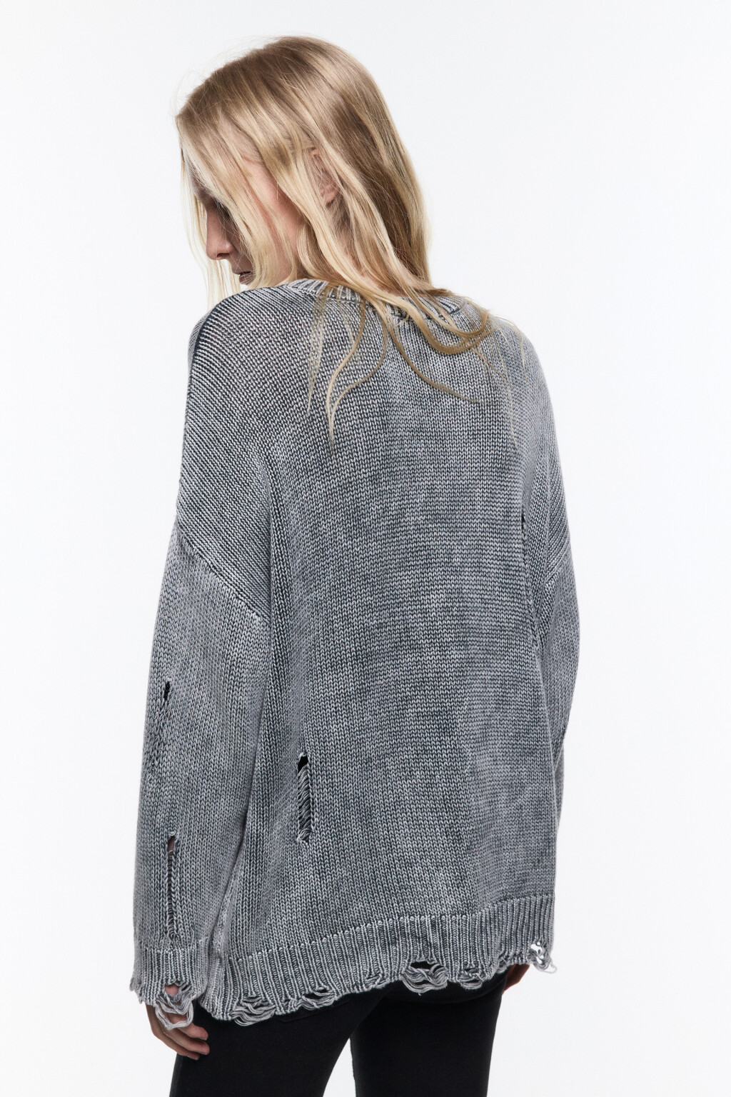 Джемпер вязаный с рваными элементами - цвет серый - 4
