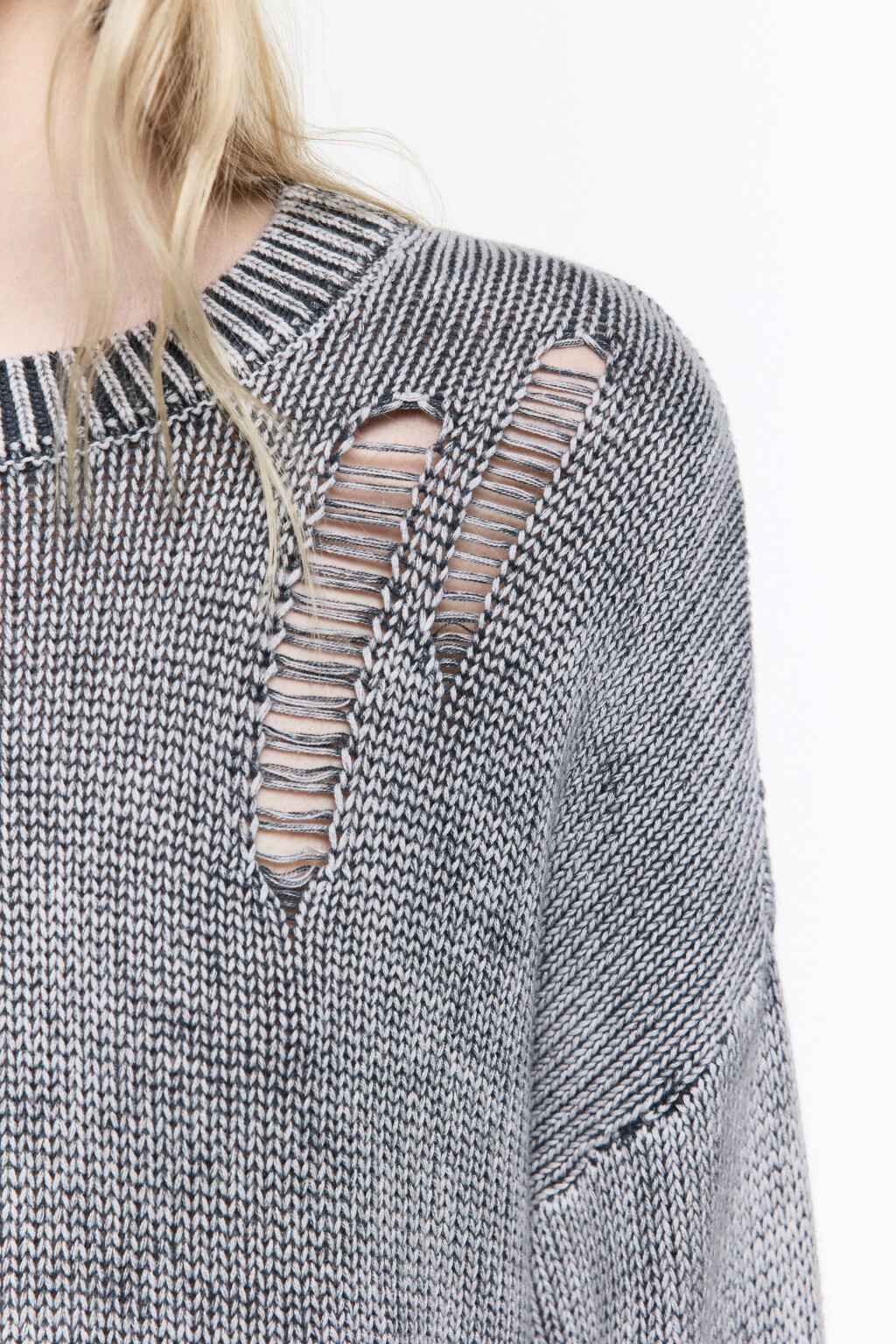 Джемпер вязаный с рваными элементами - цвет серый - 6
