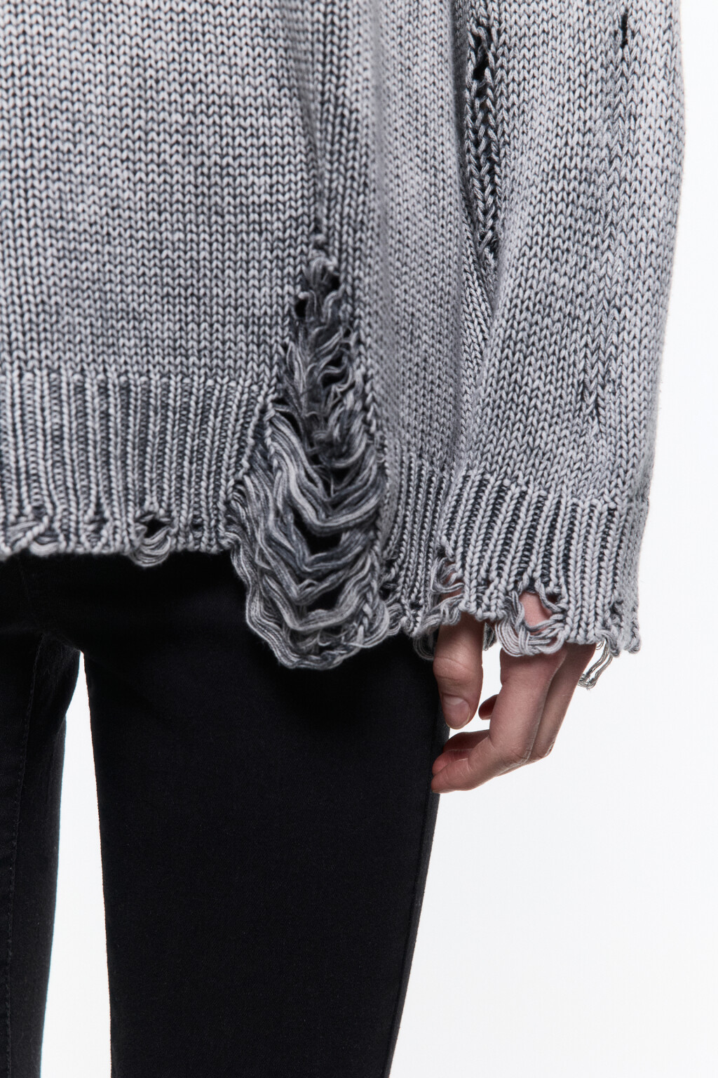 Джемпер вязаный с рваными элементами - цвет серый - 7