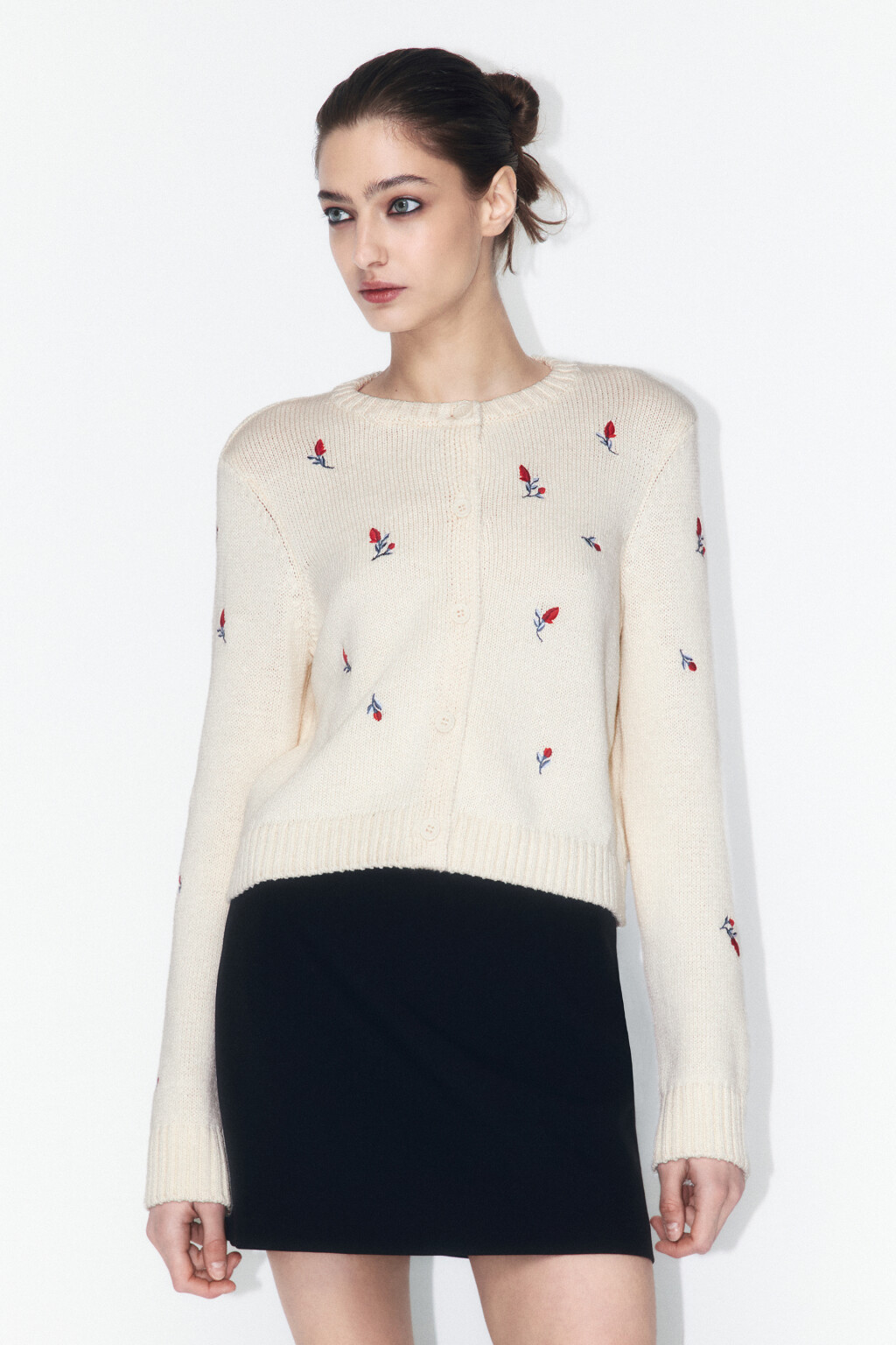 Кардиган на пуговицах с цветочной вышивкой - цвет молочный - 3