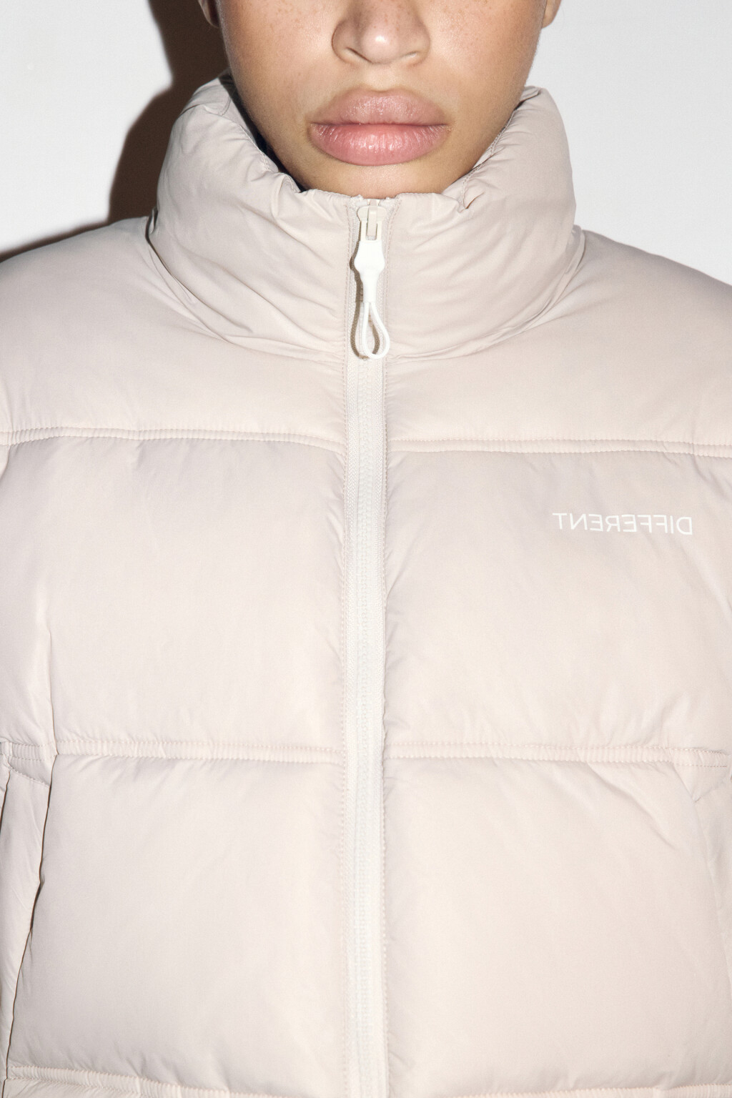 Куртка стеганая укороченная с воротником-стойкой - цвет бежевый - 6