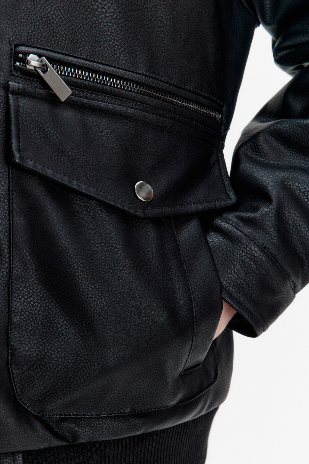 Куртка-бомбер из искусственной кожи на утеплителе - цвет черный - 7