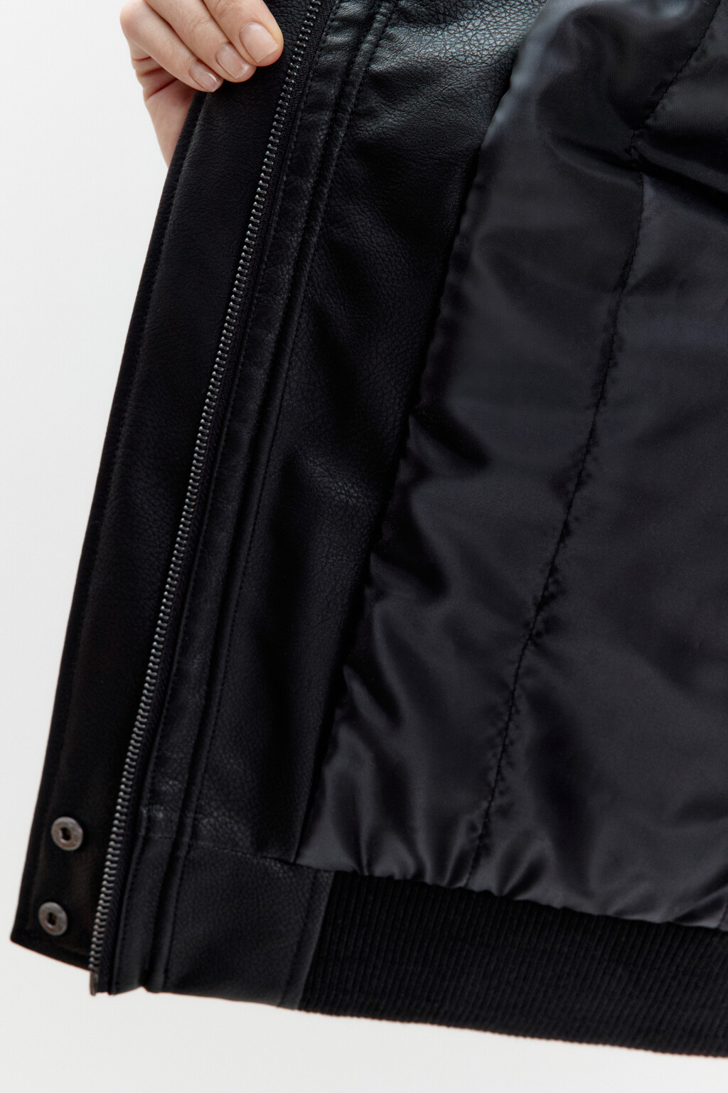 Куртка-бомбер из искусственной кожи на утеплителе - цвет черный - 8