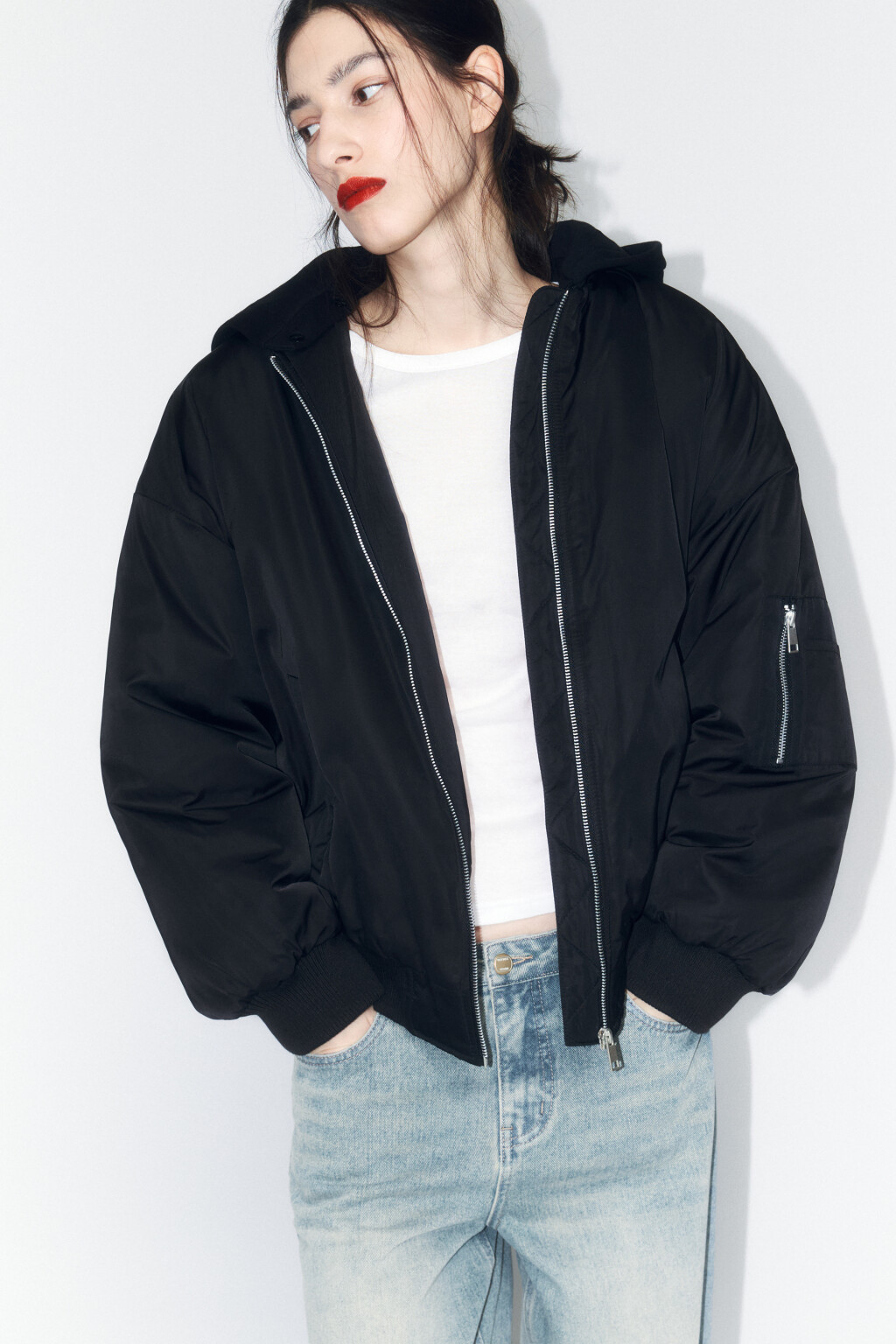 Куртка-бомбер утепленная с трикотажным капюшоном - цвет черный - 2