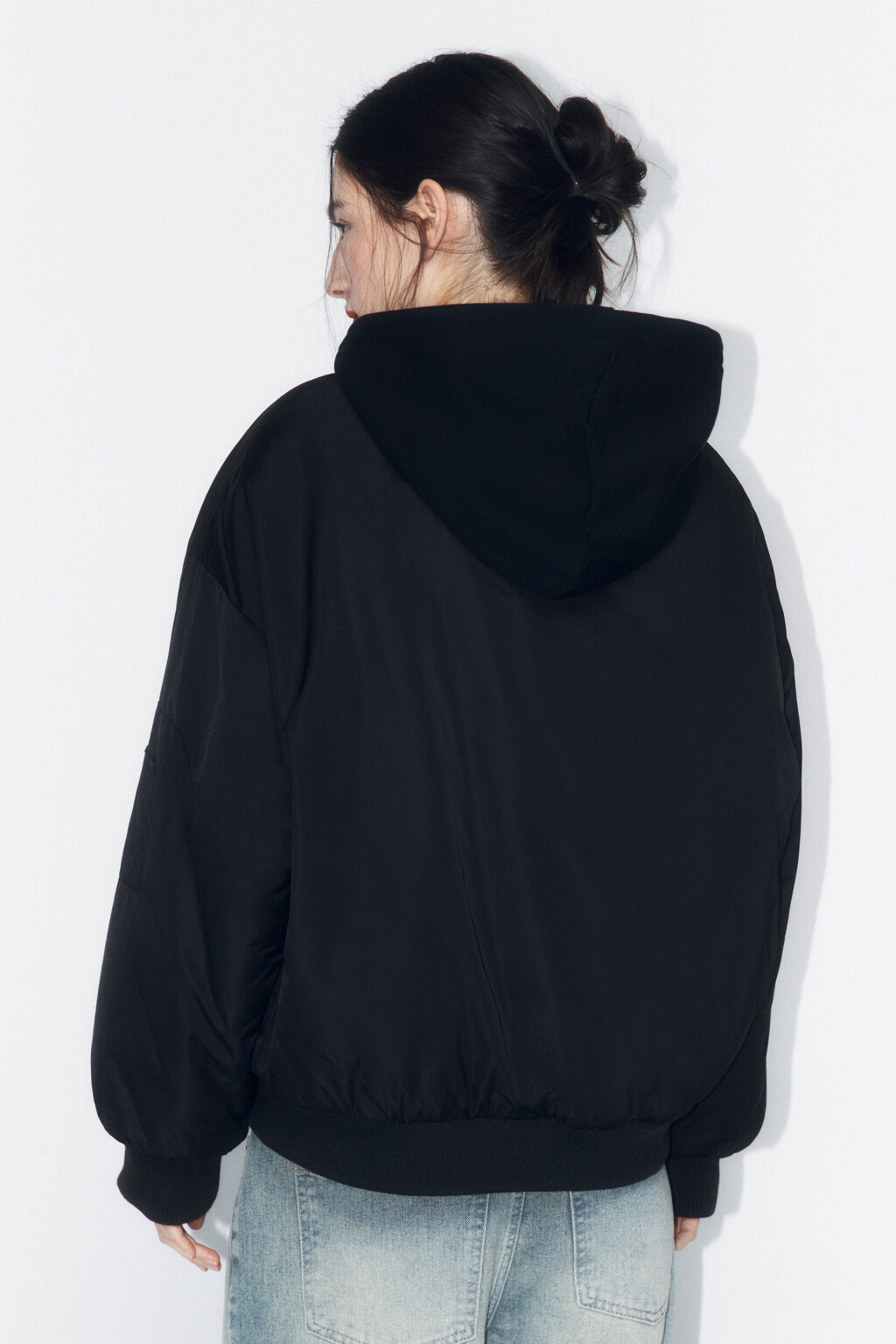 Куртка-бомбер утепленная с трикотажным капюшоном - цвет черный - 4