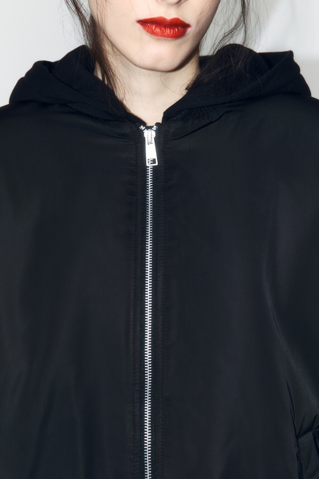 Куртка-бомбер утепленная с трикотажным капюшоном - цвет черный - 6