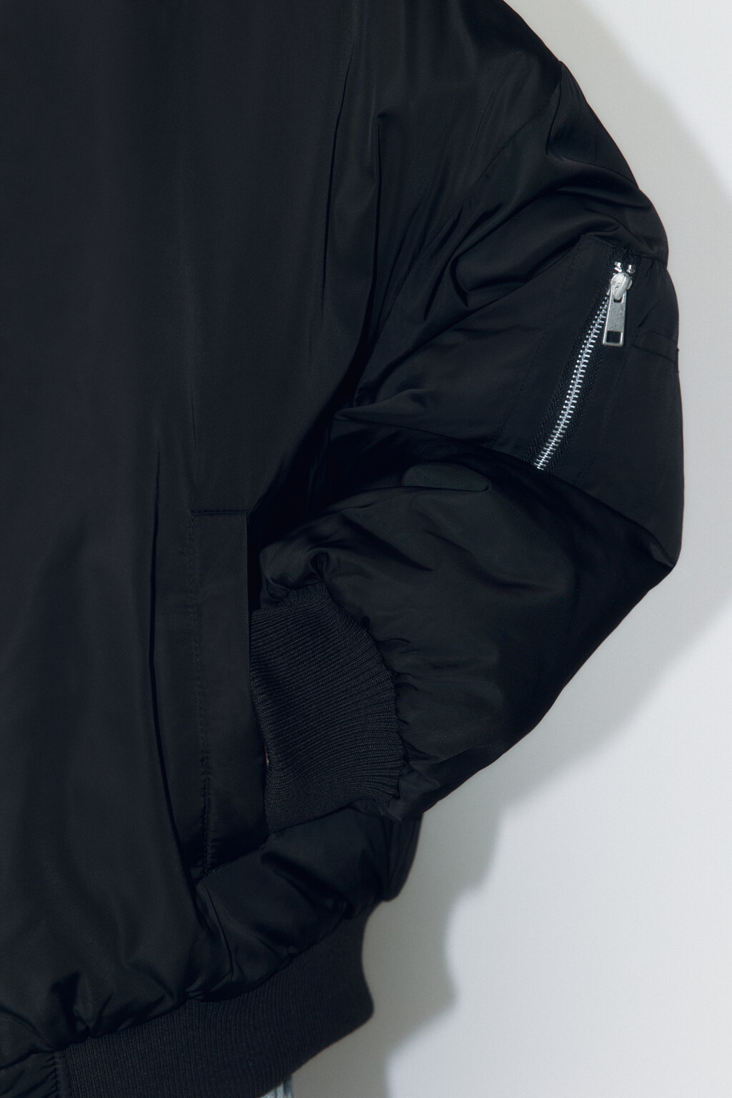Куртка-бомбер утепленная с трикотажным капюшоном - цвет черный - 7