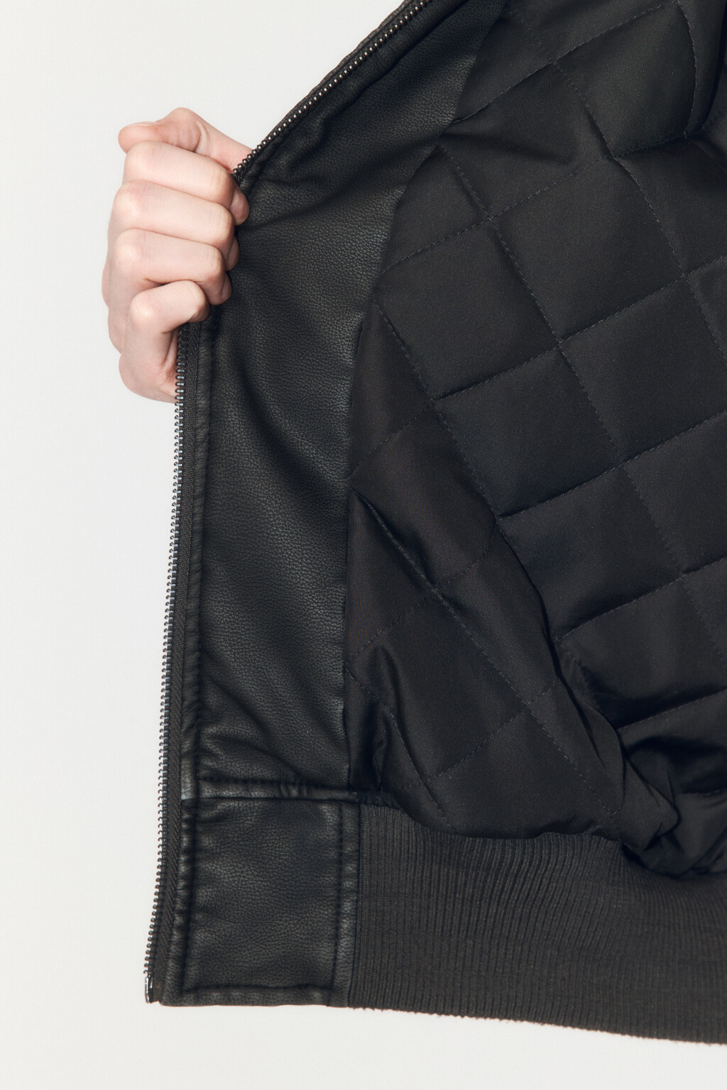 Куртка-бомбер из искусственной кожи на утеплителе - цвет черный - 7