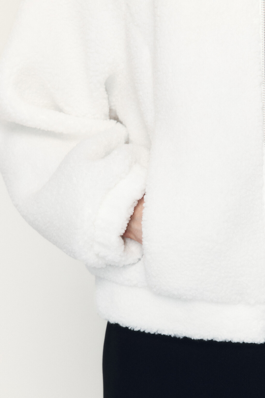 Куртка короткая из искусственного меха - цвет молочный - 6