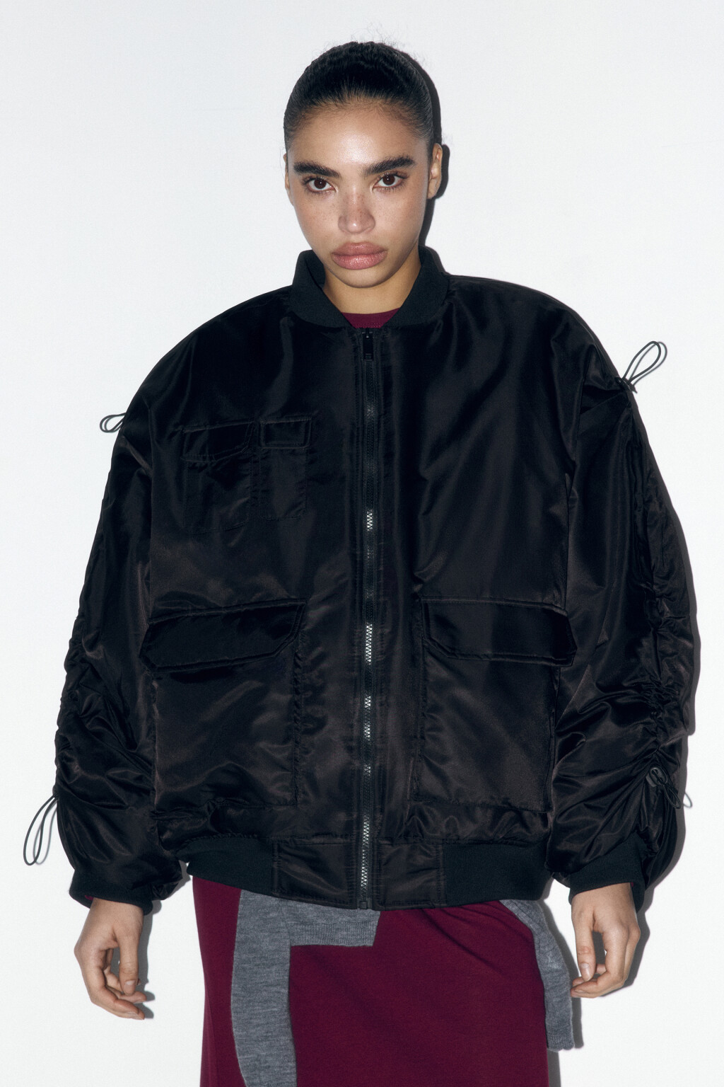 Куртка-бомбер утепленная со шнуровкой на рукавах - цвет черный - 2