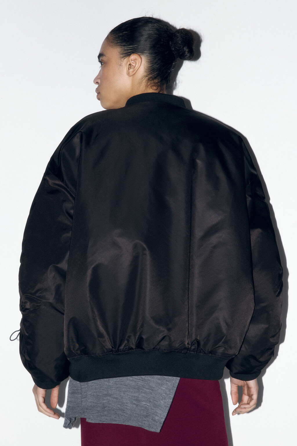 Куртка-бомбер утепленная со шнуровкой на рукавах - цвет черный - 4