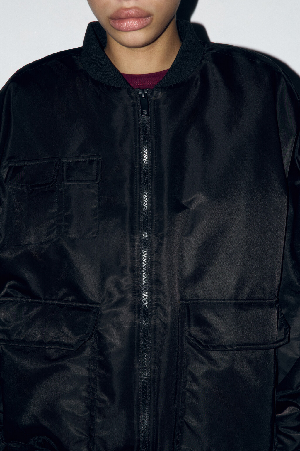 Куртка-бомбер утепленная со шнуровкой на рукавах - цвет черный - 7