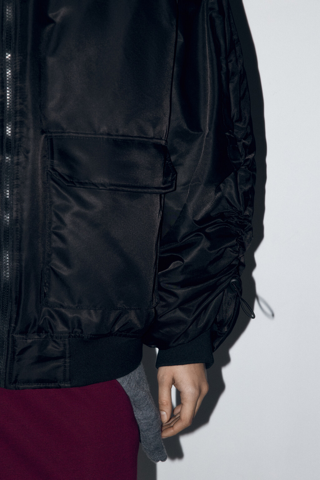 Куртка-бомбер утепленная со шнуровкой на рукавах - цвет черный - 8