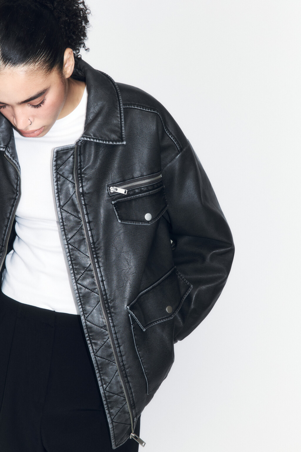 Куртка-бомбер из искусственной кожи на утеплителе - цвет серый - 3