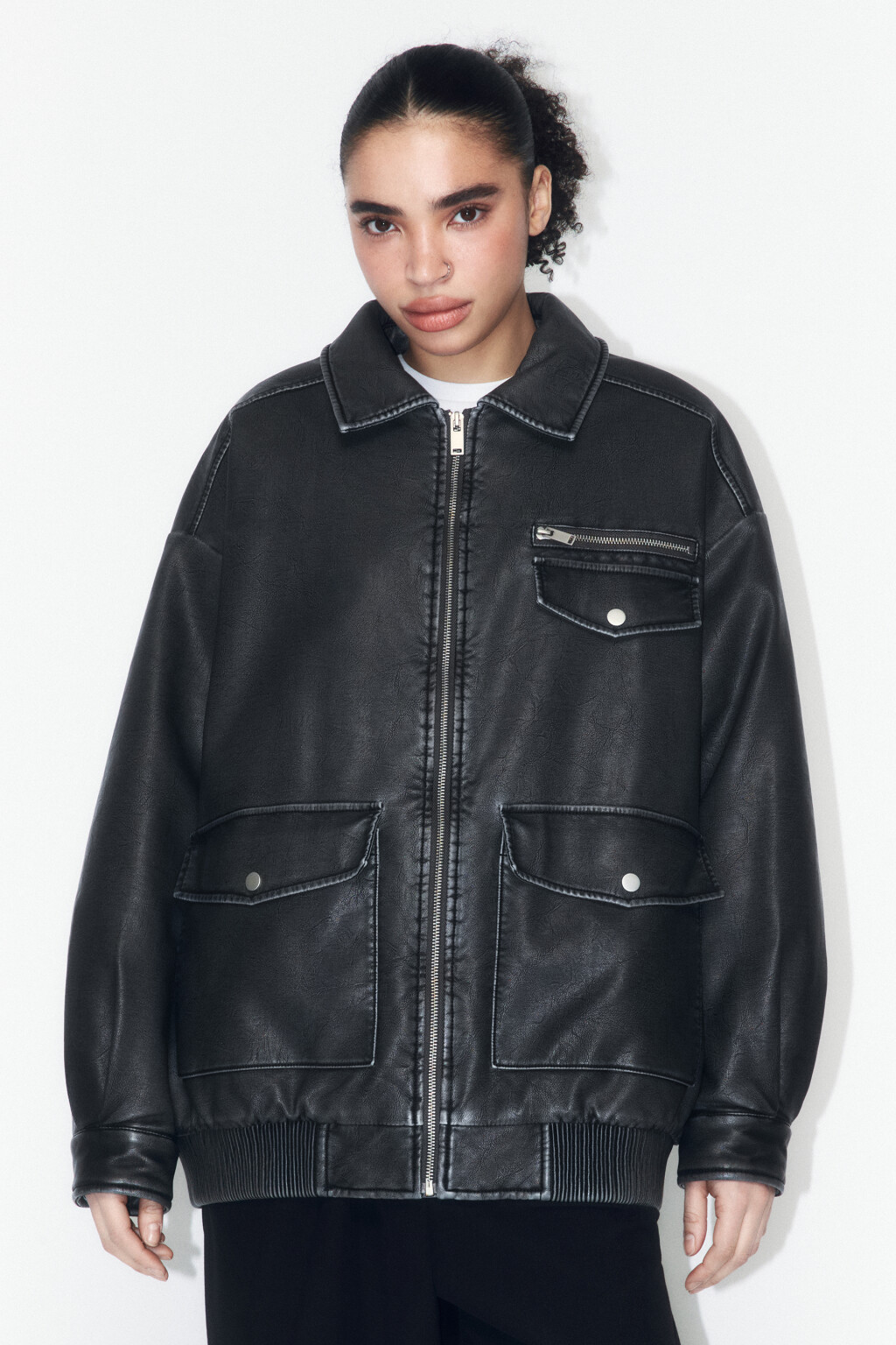 Куртка-бомбер из искусственной кожи на утеплителе - цвет серый - 4