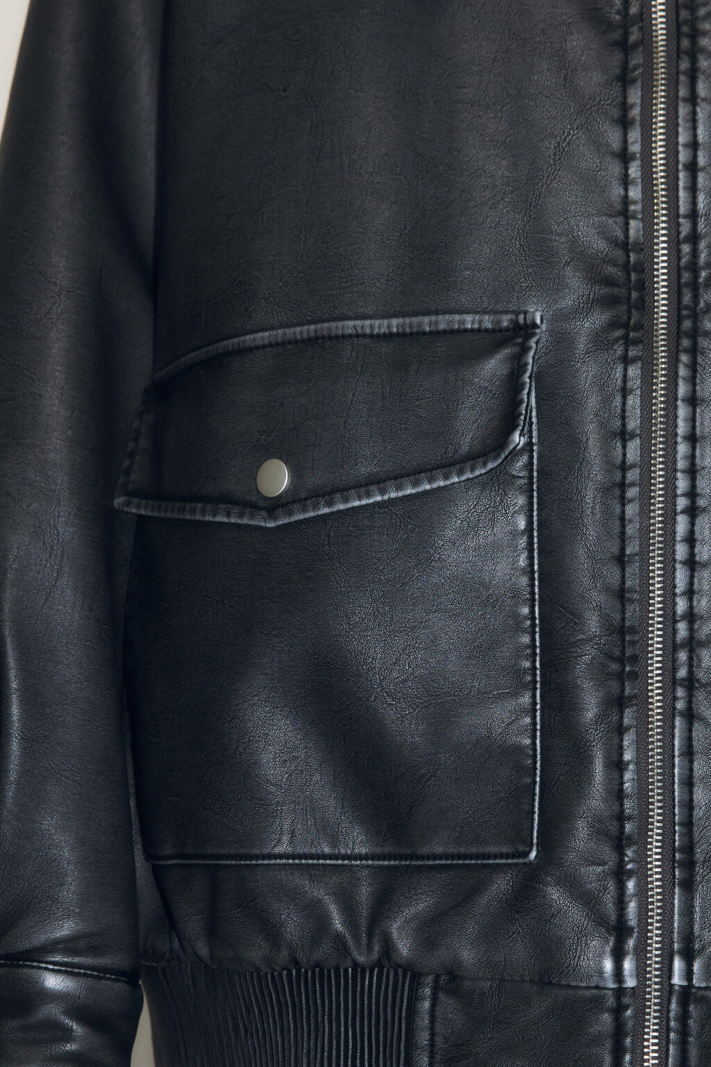 Куртка-бомбер из искусственной кожи на утеплителе - цвет серый - 7