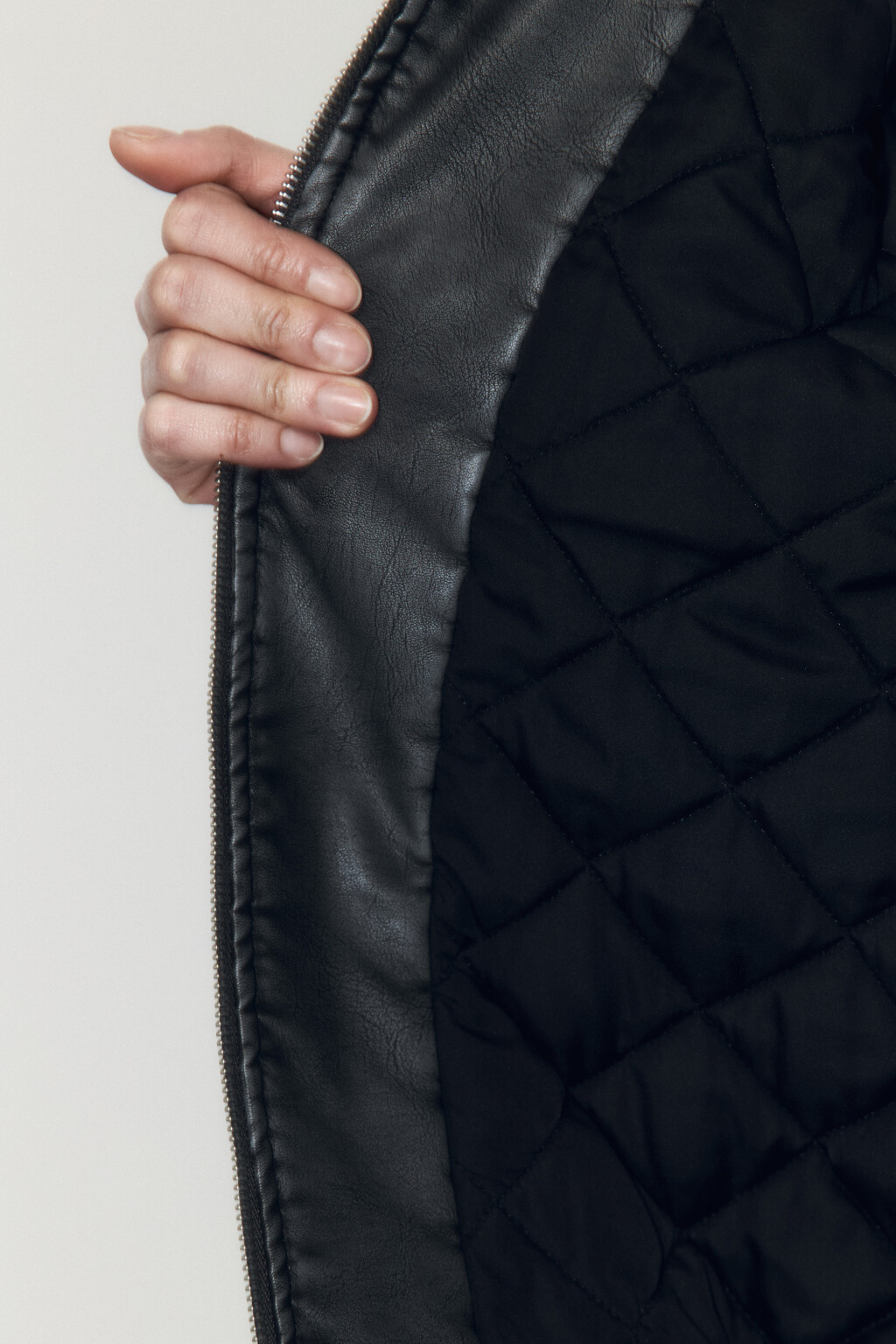 Куртка-бомбер из искусственной кожи на утеплителе - цвет серый - 9