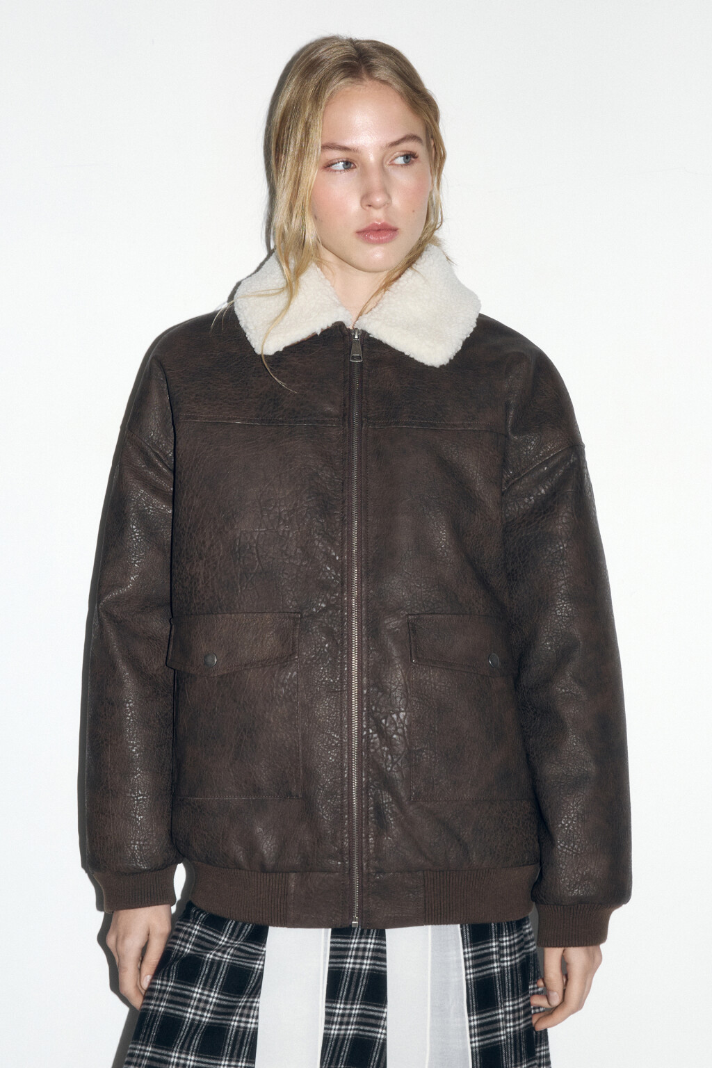 Куртка-бомбер с вареным эффектом и опушкой - цвет коричневый - 4