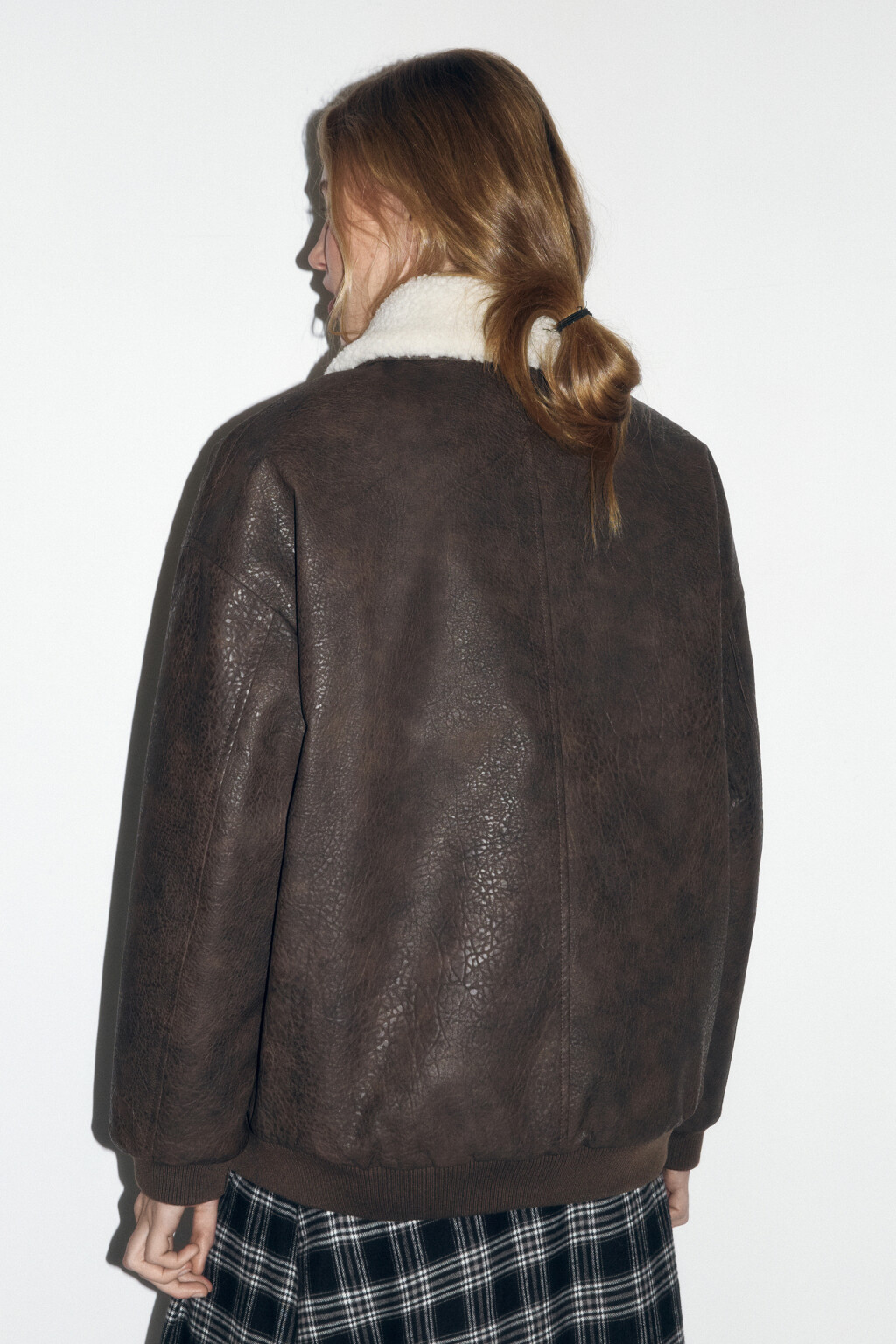Куртка-бомбер с вареным эффектом и опушкой - цвет коричневый - 5