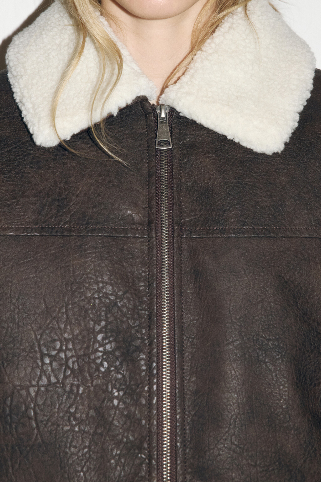 Куртка-бомбер с вареным эффектом и опушкой - цвет коричневый - 7