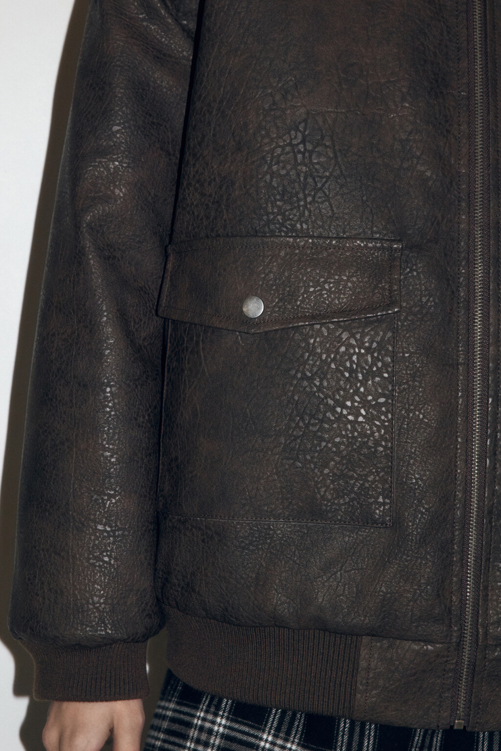 Куртка-бомбер с вареным эффектом и опушкой - цвет коричневый - 8