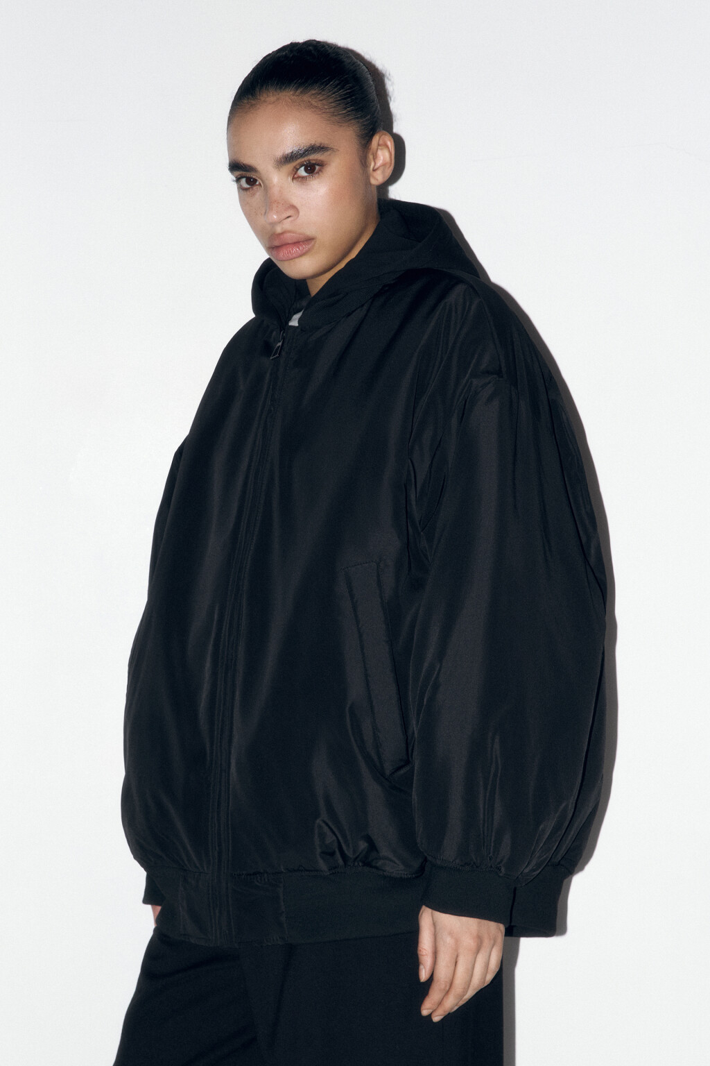 Куртка-бомбер oversize с трикотажным капюшоном - цвет черный - 4