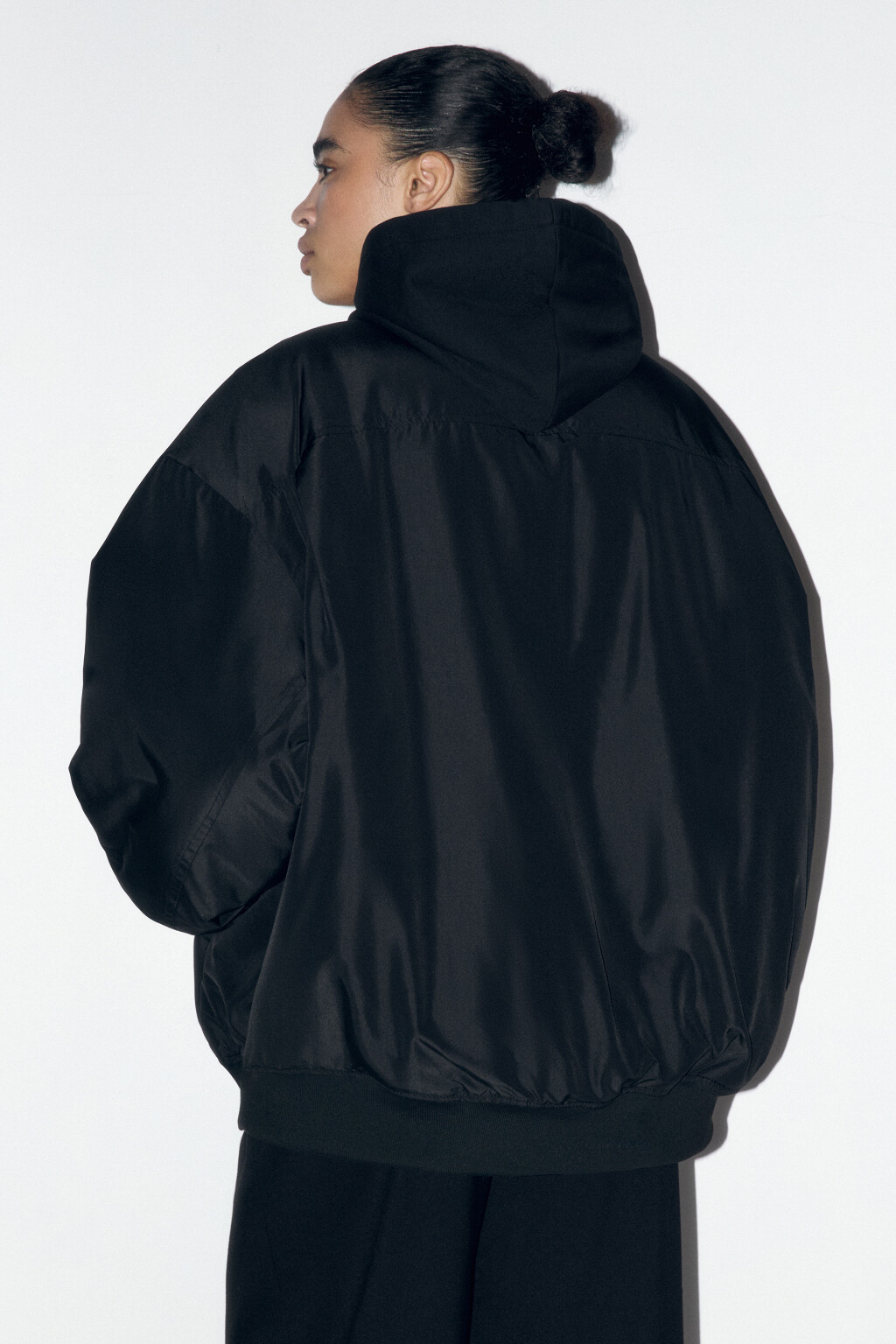 Куртка-бомбер oversize с трикотажным капюшоном - цвет черный - 5