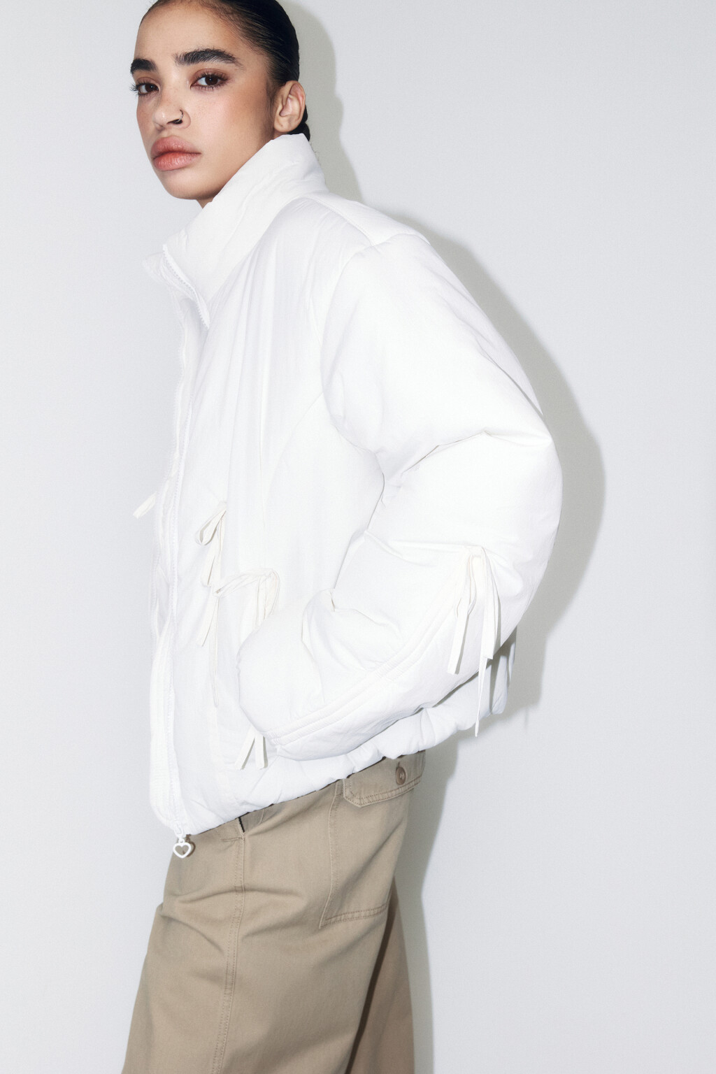 Куртка на утеплителе с драпировками и бантиками - цвет молочный - 1