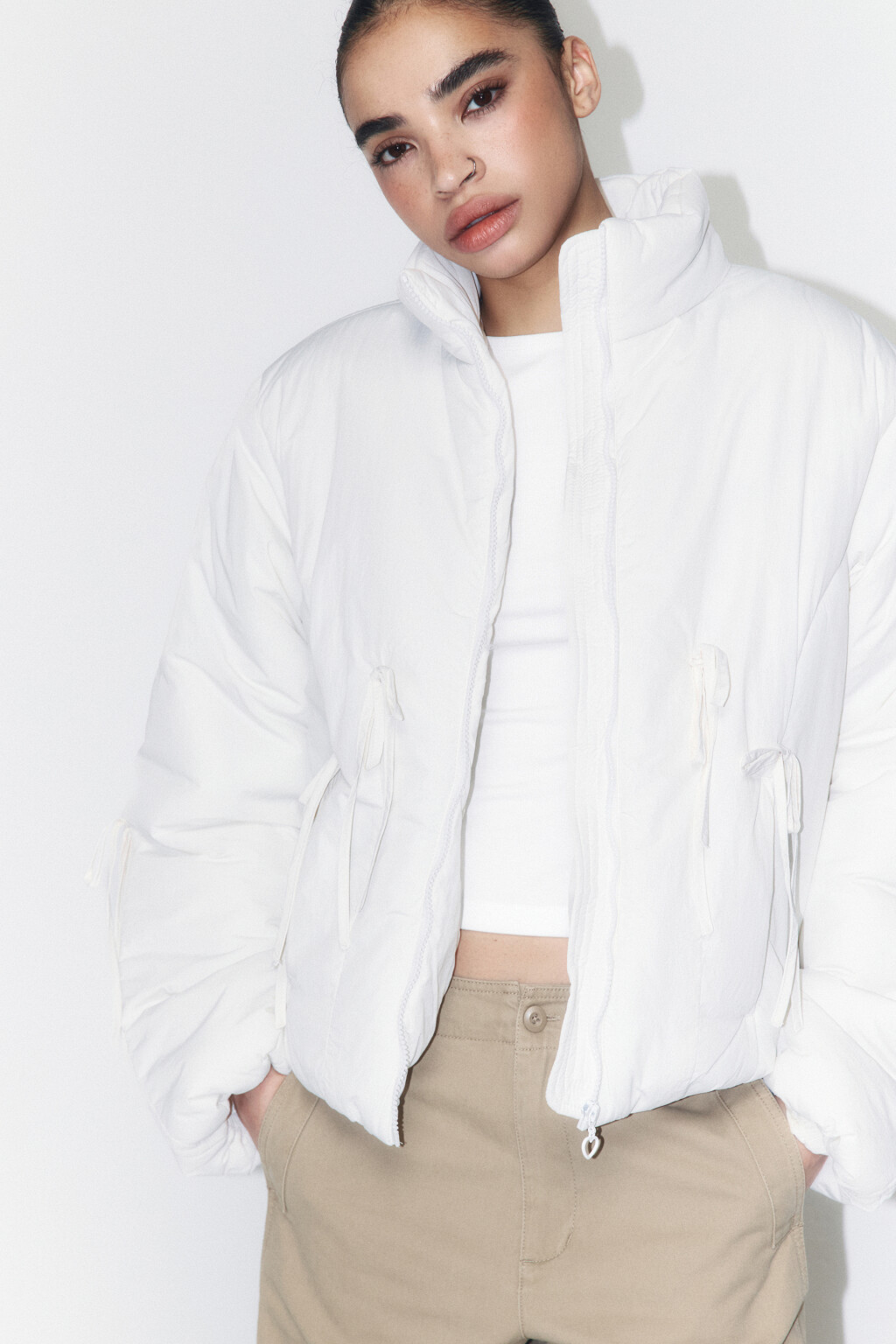 Куртка на утеплителе с драпировками и бантиками - цвет молочный - 2