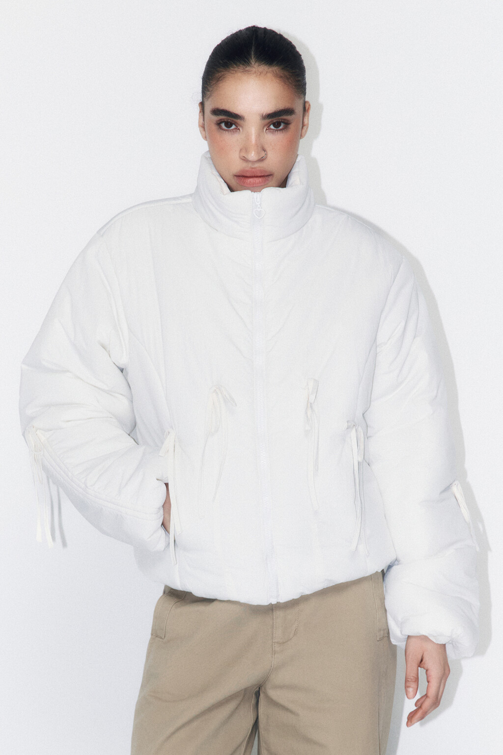 Куртка на утеплителе с драпировками и бантиками - цвет молочный - 3