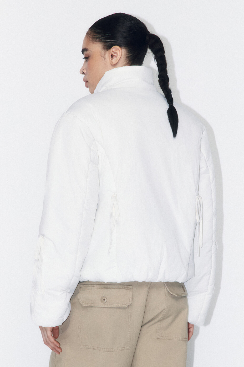 Куртка на утеплителе с драпировками и бантиками - цвет молочный - 4