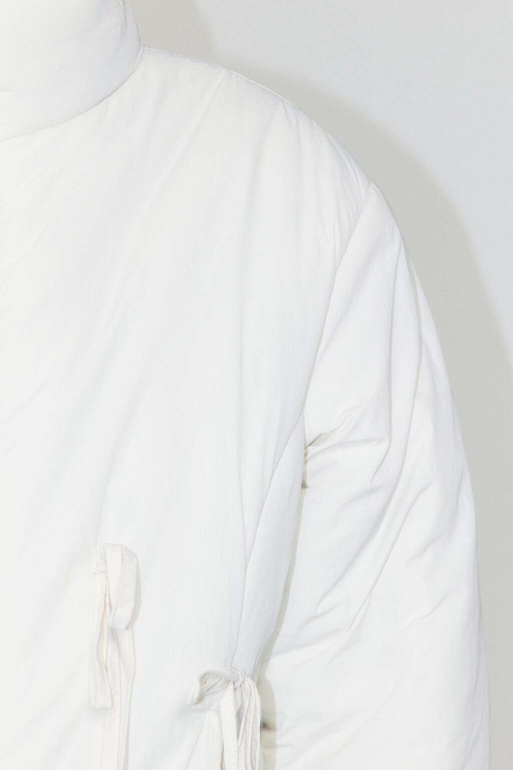 Куртка на утеплителе с драпировками и бантиками - цвет молочный - 6